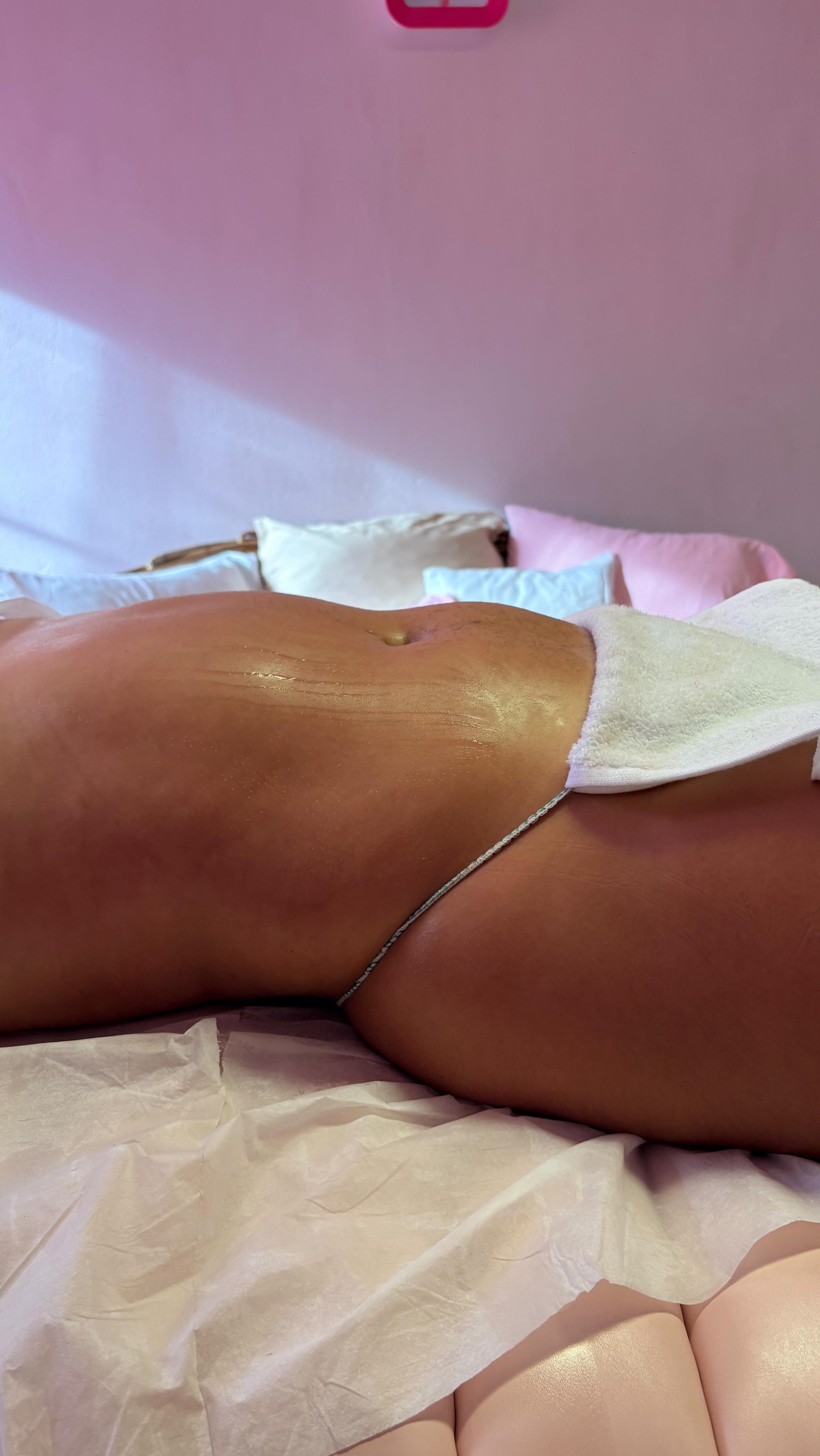 ✨ Prépare ton corps pour l’été : pourquoi commencer la madérothérapie MAINTENANT ? 🌞
Dans 10 semaines, tu seras en maillot.
La question c’est : comment tu veux te sentir?
Stressée par la cellulite que tu caches depuis des mois ?
Ou légère, tonique, fière de ton corps quand tu te regardes en photo?
La madérothérapie c’est ton alliée pré-vacances pour arriver sur la plage légère et confiante ☺️✨
Quels sont les différents avantages de cette pratique ? ⤵️
-Débloque la rétention d’eau: fini les jambes lourdes et le ventre gonflé
-Lisse l’aspect peau d’orange : on booste la circulation, on casse les capitons avant le bikini !
-Remodèle ta silhouette : taille, cuisses, bras… on sculpte les zones qui te complexent !
-Relance ton énergie : tu pars en confiance et plus légère,drainée, détoxifiée, et pas engourdie !
1 séance = tu sens la différence.
5 séances = Tu sens et tu vois la différence !
Alors, tu prends ton rendez-vous pour quel date ? ☺️
Ps : Les prise de rendez-vous s’effectuent directement sur WhatsApp au 0696 61 12 30 !