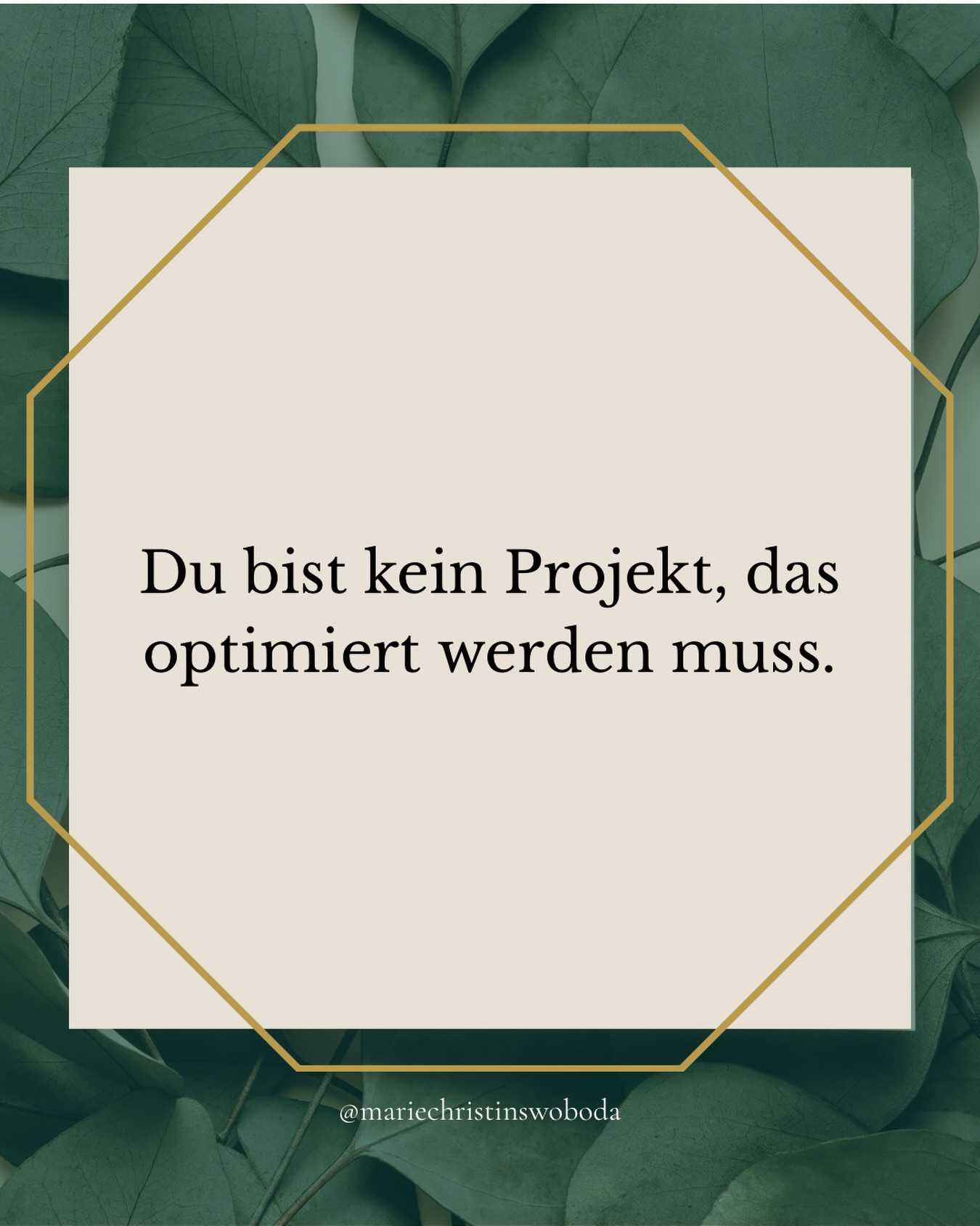 Viele sind es gewohnt, ständig an sich zu arbeiten.
Besser zu werden.
Ruhiger zu reagieren.
Effizienter zu handeln.
Dabei entsteht schnell der Eindruck, mit einem selbst stimme etwas nicht.
Als müsste man sich ständig verbessern und verändern, damit es passt.
Im Coaching geht es nicht darum, dich zu reparieren oder zu optimieren.
Sondern darum, dir wieder zu erlauben,
so da zu sein, wie du gerade bist mit allem, was dich ausmacht.
Innere Stabilität entsteht nicht, weil du dich veränderst,
sondern weil du aufhörst, gegen dich zu arbeiten.🤯
Folge mir für ehrliche Impulse rund um innere Stabilität,
Selbstfürsorge und Nervensystem-Gesundheit.
#traumasensiblescoaching #innereStabilität #selbstannahme #nervensystemarbeit #achtsamkeit
nicht gut genug fühlen
selbstoptimierung loslassen
wert ohne leistung
innere ruhe finden
emotionale stabilität