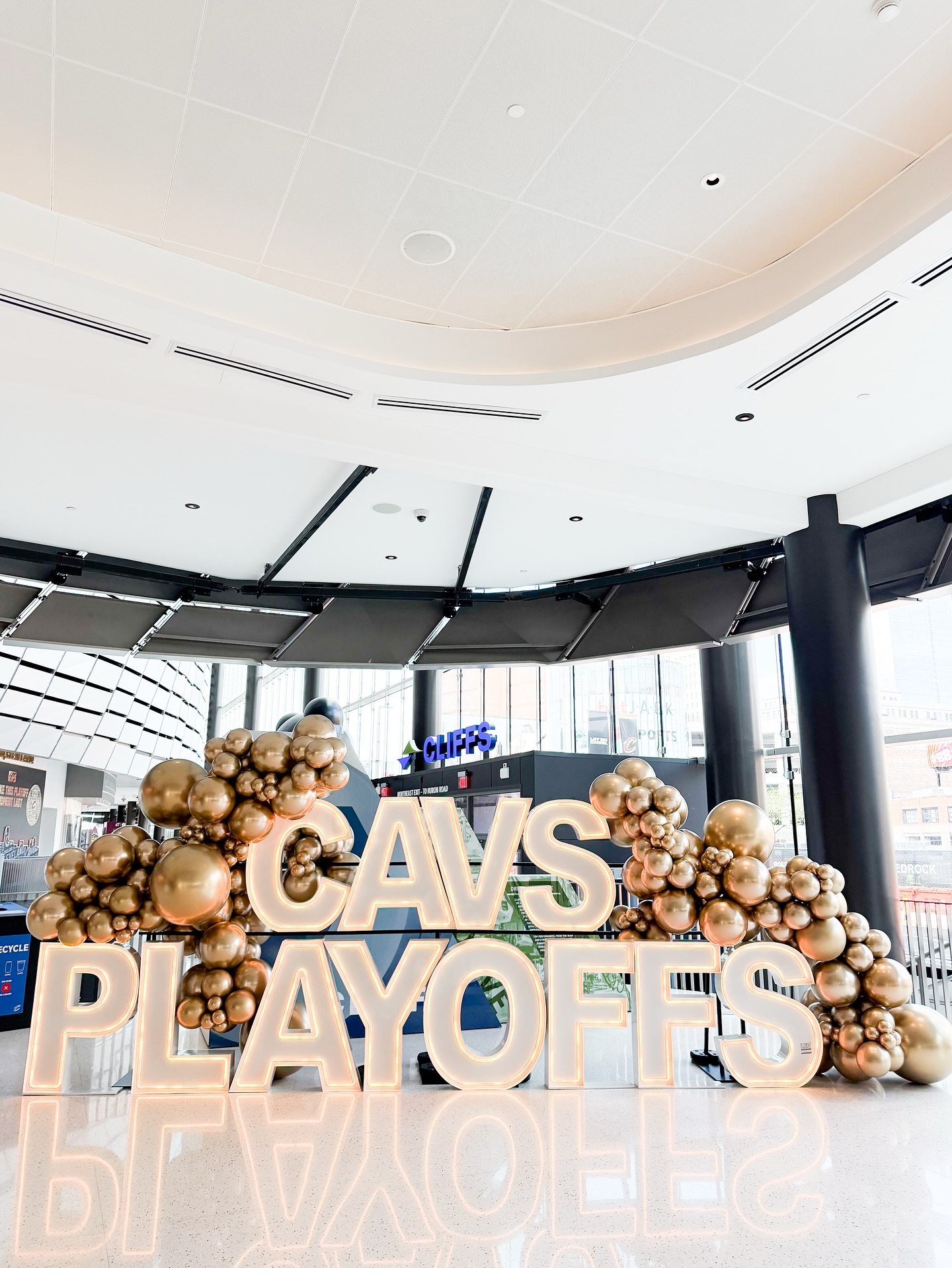 Waking up with that 2-0 feeling! 🤩
✨✨✨✨✨
#cleveland #cavs #cavsnation #nbaplayoffs #ledmarquees #clevelandmarquees #balloonbackdrop #balloongarland #clevelandballoons #balloonscleveland #clevelandevents #extrabetty #ledmarqueecleveland #marqueerentalcleveland #clevelandeventplanner