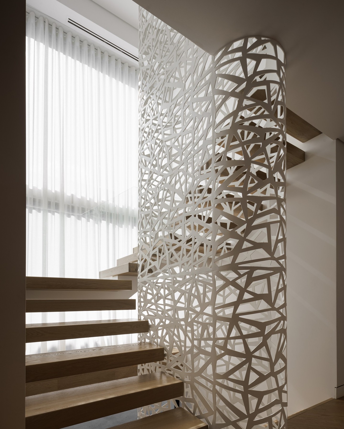 Light filtered, lines defined.
Curtains that turn a staircase into a statement. ✨
Lumière douce, lignes définies.
Des rideaux qui transforment l’escalier en pièce maîtresse. ✨