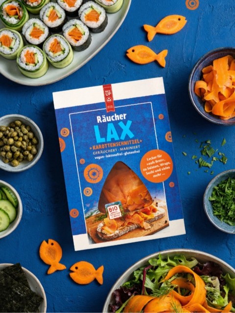 Räucher LAX, aber vegan. 🥕✨
Marinierte und geräucherte Karottenschnitzel für alles, was ein kleines Upgrade vertragen kann:
aufs Brot, in Salate, Wraps, Sushi & noch viel mehr — vegan, glutenfrei und richtig lecker. ✨
#veganfood #plantbased #karottenlax #riceup #biofood #vegan
