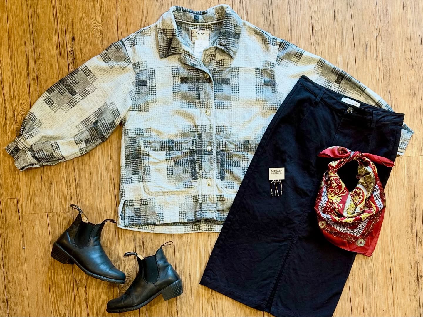 A couple of XS pieces than run big. Love these sleeves! ππ
The details:
Free People lightweight flannel jacket
sz XS-M, $32
Amour Vert denim skirt sz XS/S, $25
Blundstone boots sz 7.5, $48
Vintage scarf, $12
Morgen Barrett earrings, $30