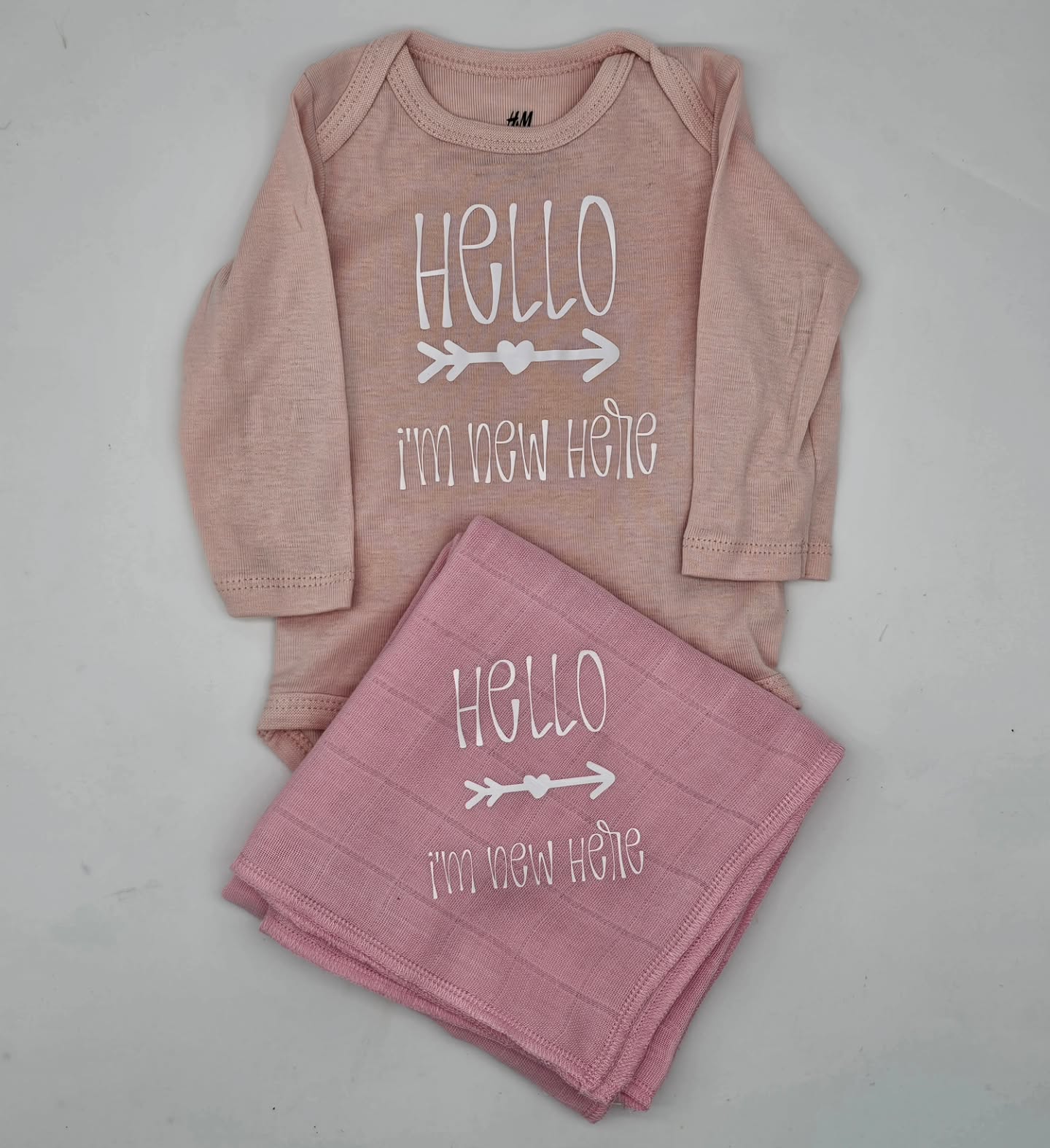 Hello ➡️ I'm new here 💗
Ein Set aus Body & Nuschi auch in verschiedenen Farben erhältlich 😊
#selinasbabygeschenke #thurgau #geschenk #hello #babybody