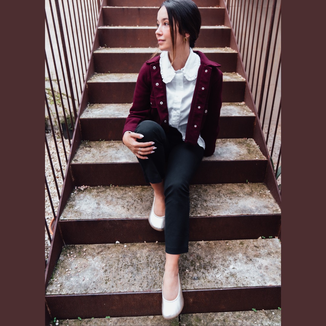 Un par así resuelve más de lo que imaginas.
Cuando quieres verte arreglada, sentirte cómoda y no pensarlo demasiado, aparecen ellos. Un diseño atemporal con ese brillo sutil que combina con todo y transforma hasta el look más simple.
Para días largos, planes improvisados y agendas reales.
Los zapatos que te pones “solo por hoy”… y terminas usando siempre. ✨
Ria Menorca disponible en Panamá en Olé Olá. Escríbenos por DM o WhatsApp.
#OleOlaShop #RiaMenorcaPanama #HechoEnEspaña #Bailarinas #yoconoleola