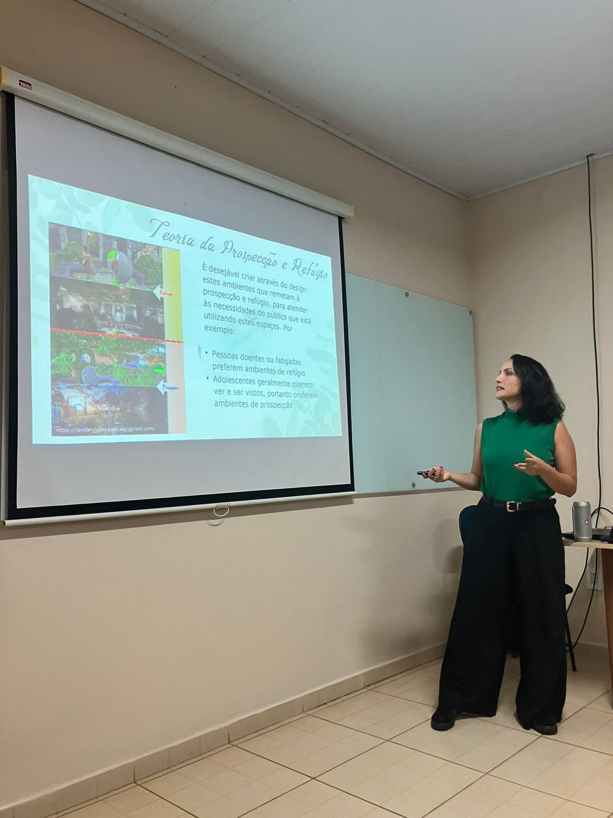 Fui falar um pouco sobre “Biofilia” nesta matéria de educação ambiental, da Faculdade de Pedagogia em São Gotardo-MG. @pedagogia_cesg1
.
Tá, mas o que arquitetura e paisagismo tem a ver com pedagogia? TUDO! Rs
.
O tema sobre esta nossa conexão com a natureza, e o bem estar que temos ao estar em ambientes que promovam a biofilia, está totalmente ligado ao pleno desenvolvimento das crianças - e cada vez mais, lugares, escolas e espaços públicos estão se adaptando para promover a saúde de maneira integral, e integrada à natureza.
.
🇬🇧 last week I spoke a little about “Biophilia” in this environmental education course at the Faculty of Pedagogy in São Gotardo-MG.
Okay, but what do architecture and landscaping have to do with pedagogy? EVERYTHING! Haha
The topic of our connection with nature, and the well-being we experience in environments that promote biophilia, is totally linked to the full development of children – and increasingly, places, schools, and public spaces are adapting to promote health in a holistic way, integrated with nature.