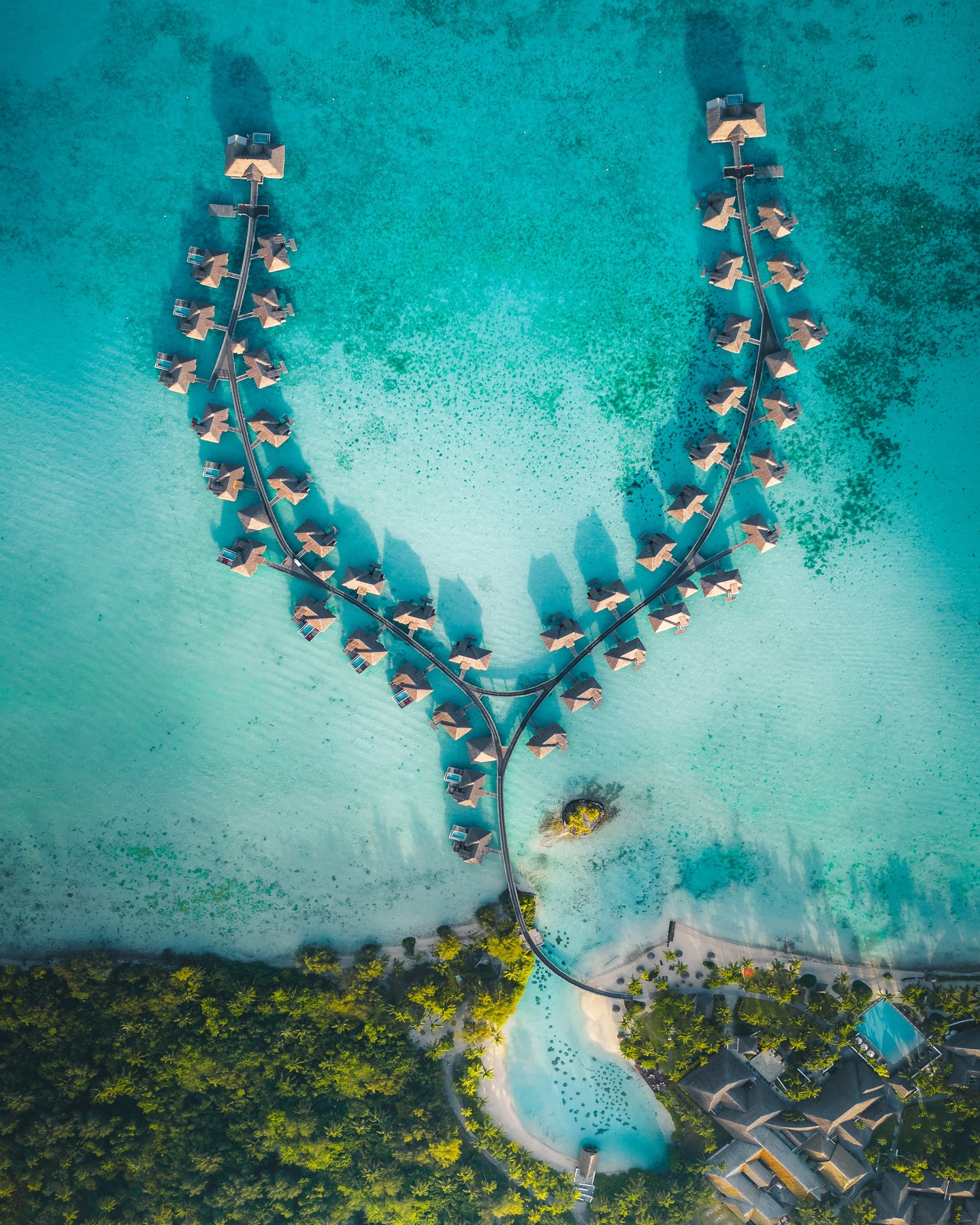 Vista desde el cielo, la postal de Bora Bora cobra vida: una laguna de un azul turquesa, bungalows sobre l’agua perfectamente integrados en la naturaleza y esa armonía única que solo existe en la Polinesia.
Una experiencia de lujo, fuera del tiempo, donde uno se deja llevar por la belleza del mundo.
¿Y si fueras tú allí, en uno de esos bungalows?
.
Seen from above, the postcard of Bora Bora comes alive: a turquoise-blue lagoon, overwater bungalows perfectly blended into nature, and that unique harmony found only in Polynesia.
A timeless, luxurious experience where you simply let yourself be carried by the beauty of the world.
What if it were you, right there on one of those bungalows?
📷 @ic_boraborathalasso
#MoemoeaTravel #PolinesiaFrancesa #FrenchPolynesia #BoraBora #OverwaterBungalow #TurquoiseLagoon #LuxuryTravel #IslandLuxury #LoveTahiti