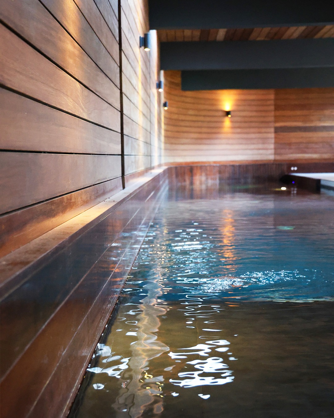 🇫🇷 L’eau est à 31°, le silence aussi. On s’y glisse doucement, on laisse le temps passer autrement.
Un moment à part, à l’abri du rythme extérieur.
—————
🇬🇧 The water is set to 31°, and so is the calm. You ease in, and time begins to feel different.
A quiet moment, away from everything else.
#Pool #Wellness #Travel #StBarth #Stay