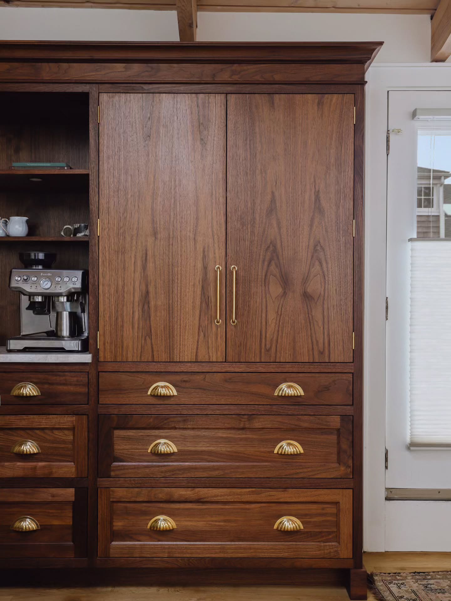 This walnut cabinet is a beautyābrought to life by our incredibly talented carpenter and finisher. Finding tradespeople with this level of skill and craftsmanship isnāt easy, and weāre fortunate to have such experienced professionals on our team who truly understand the art behind the details.
š·@dannycooney
#millwork #cabinetry #woodwork #customhomes #interiordesign