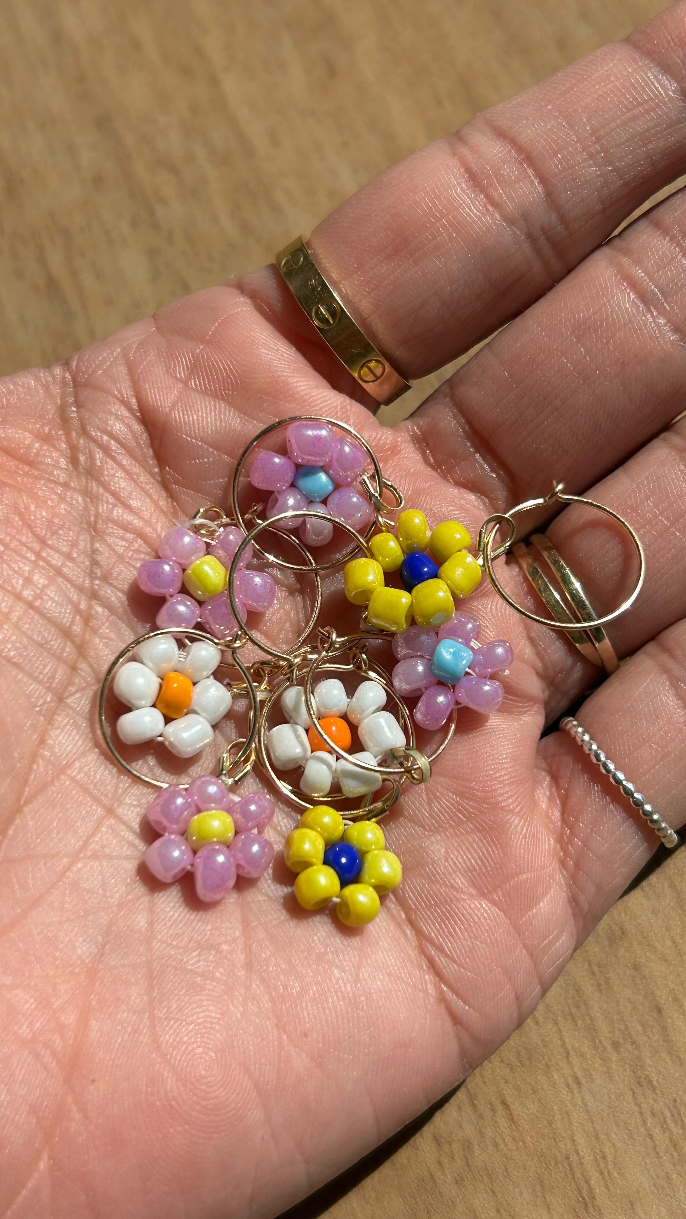 Si tu aimes les boucles d’oreilles dépareillé file vite dans la boutique, je propose plusieurs modèles vendu à l’unité.
🧡 Et si tu as une question n’hésite pas à m’envoyer un message.
•
•
#bijouxfleurs #bouclesdoreillesfleurs #bijouxdujour #creatricebijoux #fleurs