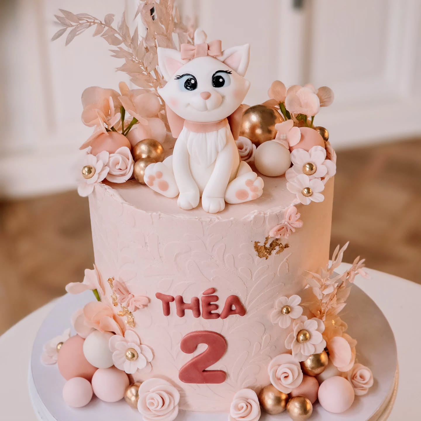 Mooooooh ! Ça c’est pas girly du tout 🫣
C’est Marie 🐈🌸 pour les 2 ans de Théa.
Pour vos commandes et demandes d’infos c’est par mail à info@fleurdesucre.be