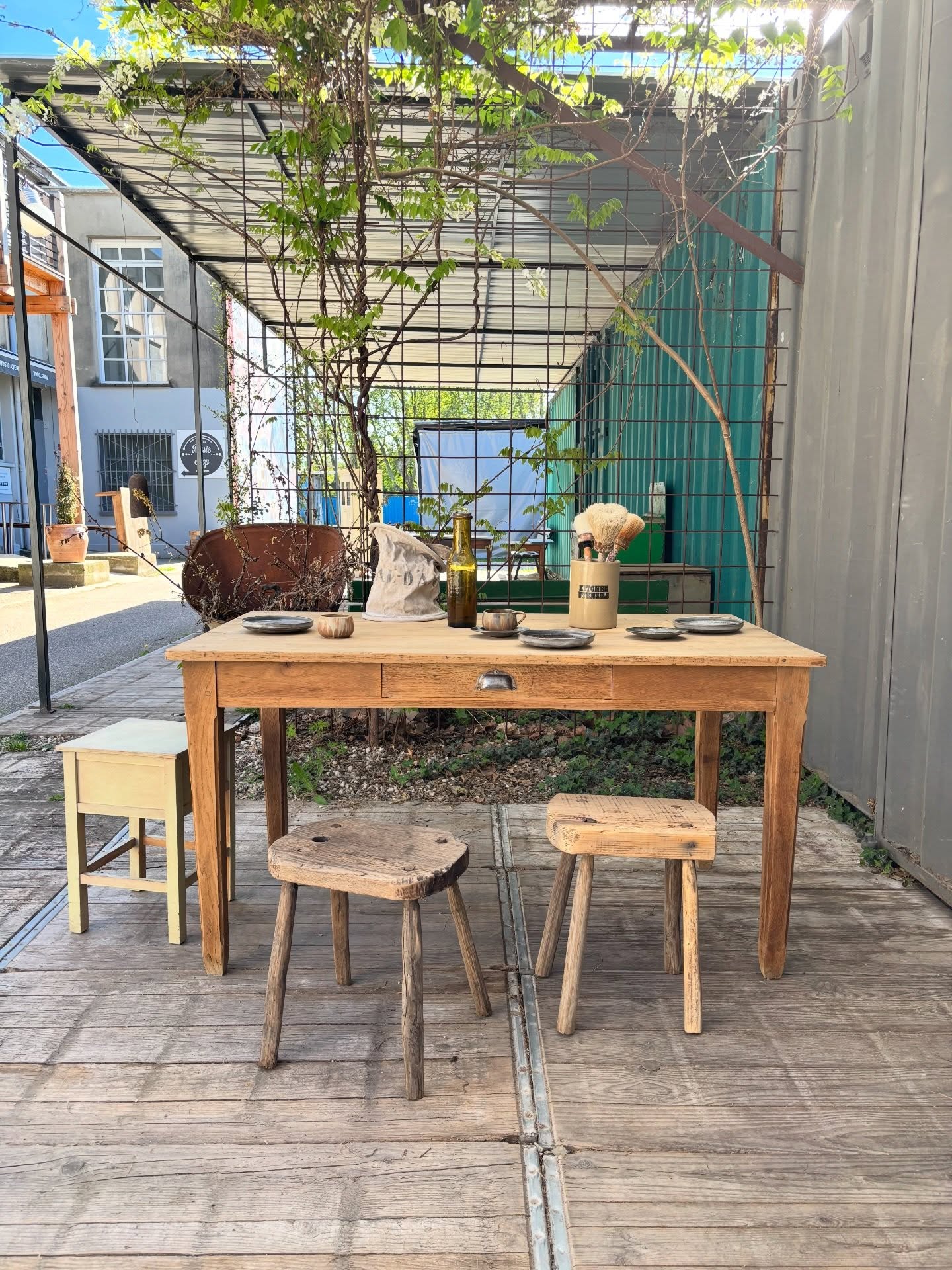 🧡 Table en chêne
Un grand tiroir
Beauté du veinage du chêne massif, lignes simples et intemporelles
Dimensions : L 140 x P 80 x Ht 75 cm
#brocante #tableancienne #retourdechine #tabledeferme #brocanteenligne