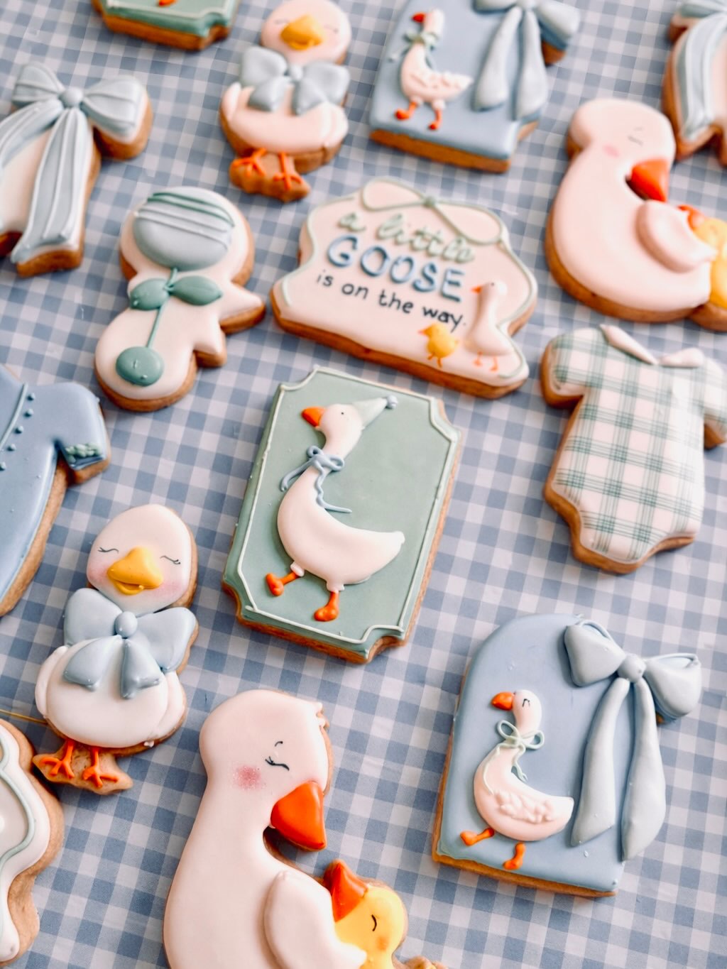 #alittlegooseisontheway #decoratedcookies#decoratedcookiesofinstagram #customcookies #murielscakesandcookies