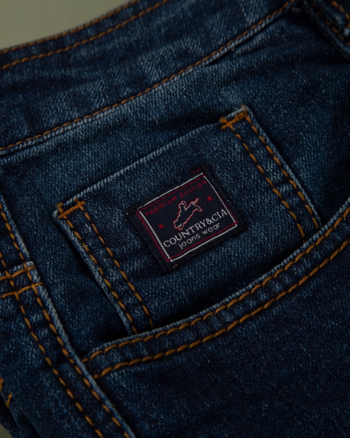 Calça Masculina Tradicional Country & Cia 👖: confeccionada em denim índigo e costurada com linha ocre, uma tonalidade que reforça a estética country. O modelo traz também o detalhe em tear, que agrega ainda mais identidade à peça.
#details #country #cowboy #denim