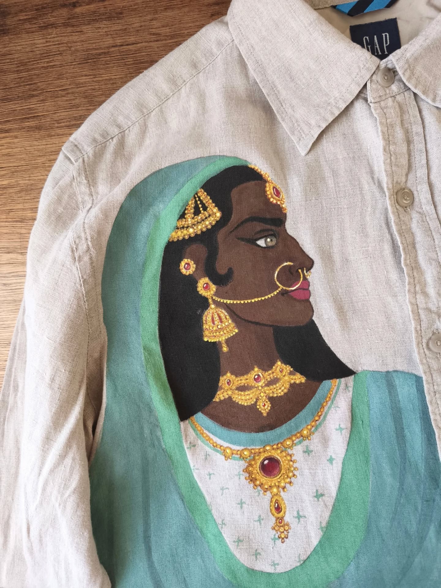 UPCYCLING EXPERIMENT...
SO I saw this plain mens shirt in my favourite charity shop @thevillagecharityshopandcafe and decided to give it a new lease of life. I designed a portrait, drew it onto the garment using pencil and then painted it with fabric paints.
I'm completely in love with the outcome and can't wait to wear it! I think I might have to do a few more...
#upcylingfashion #fabricpainting🎨🖌️ #desiart #desiwear