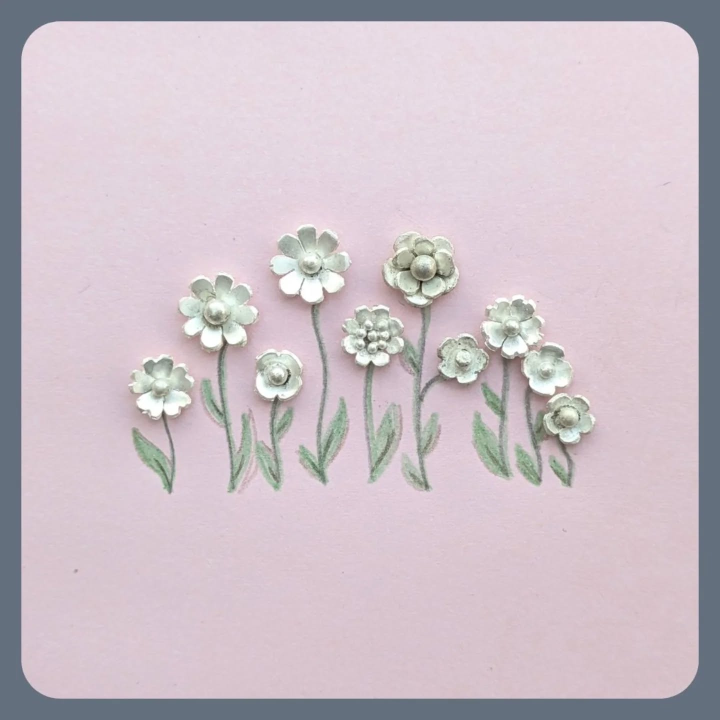 🌸 🌼 🌸 I’ve been making small silver flowers for some new necklaces, but couldn’t resist arranging them into a little flower meadow 🌸 🌼 🌸.
Have a lovely day 💕