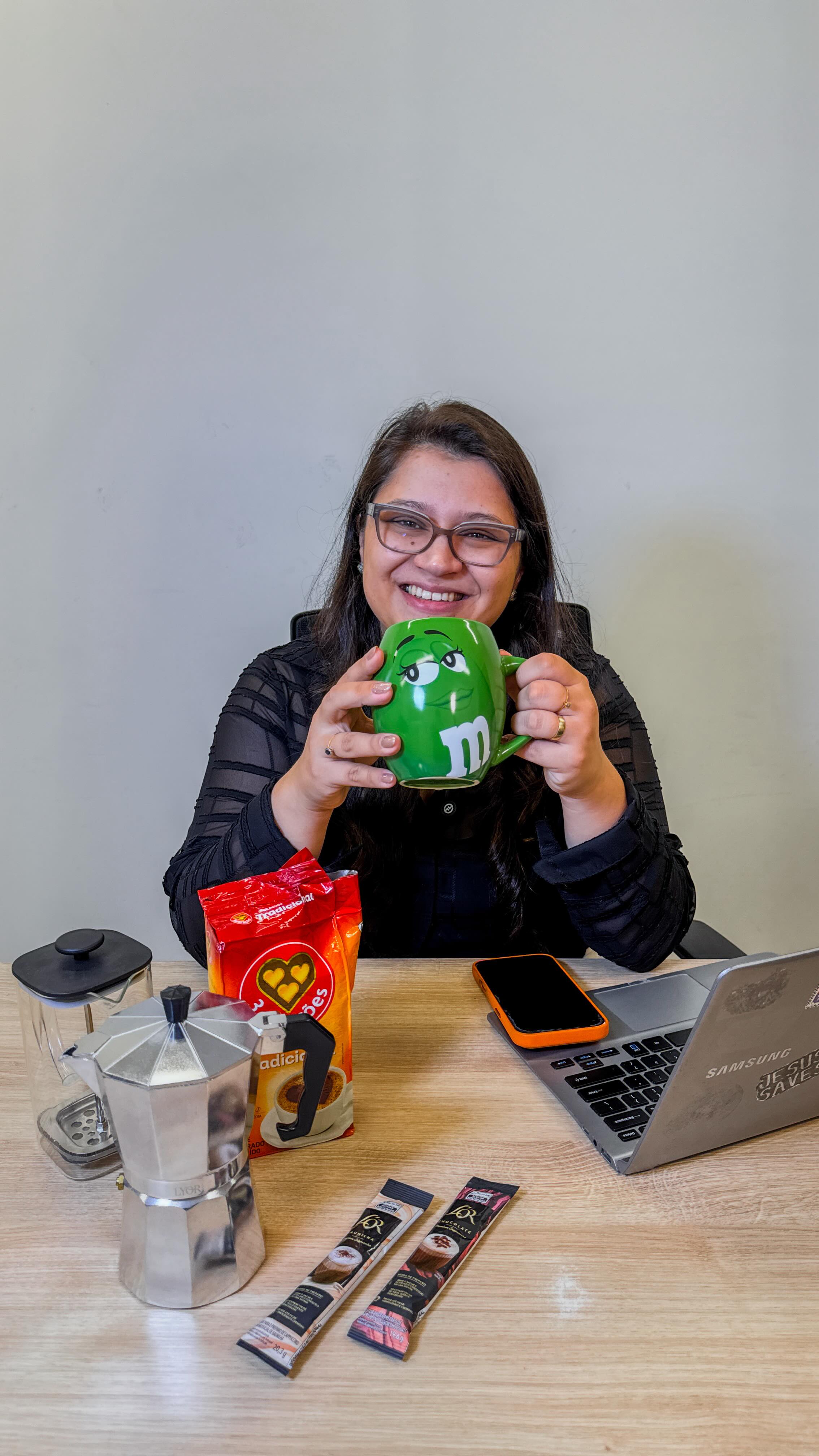 Hoje é dia do café! ☕️
Perfeito em qualquer momento, não importa a hora, café sempre combina.
Que tal aproveitar pra celebrar esse dia com uma boa xícara?