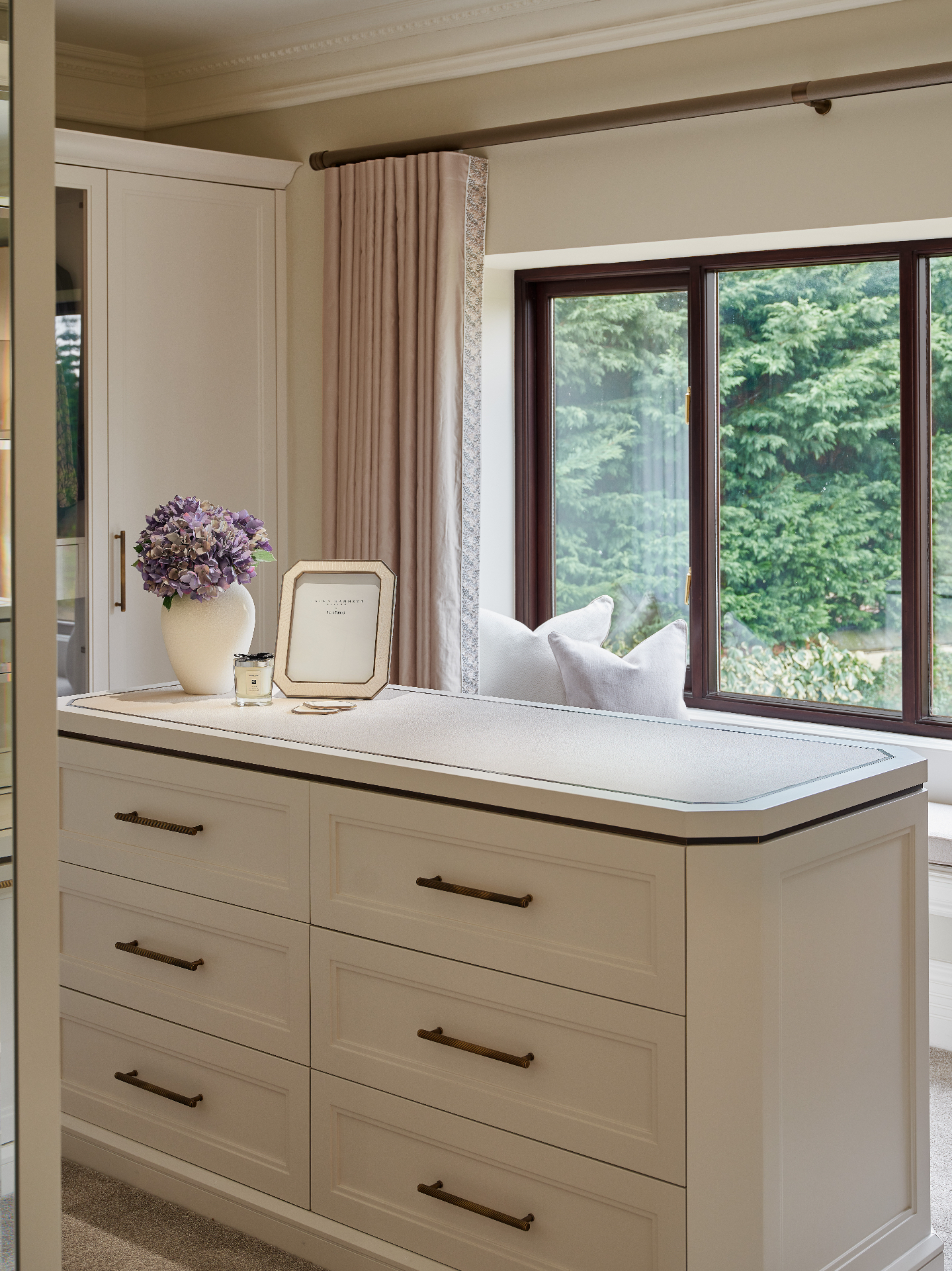 D R E S S I N G R O OM | Looking back at the Master suite at Lake House is always reminiscent. From chamfered edging, to bronze inlays and leather top, this dressing room island has to definitely be one of our favourites to date!