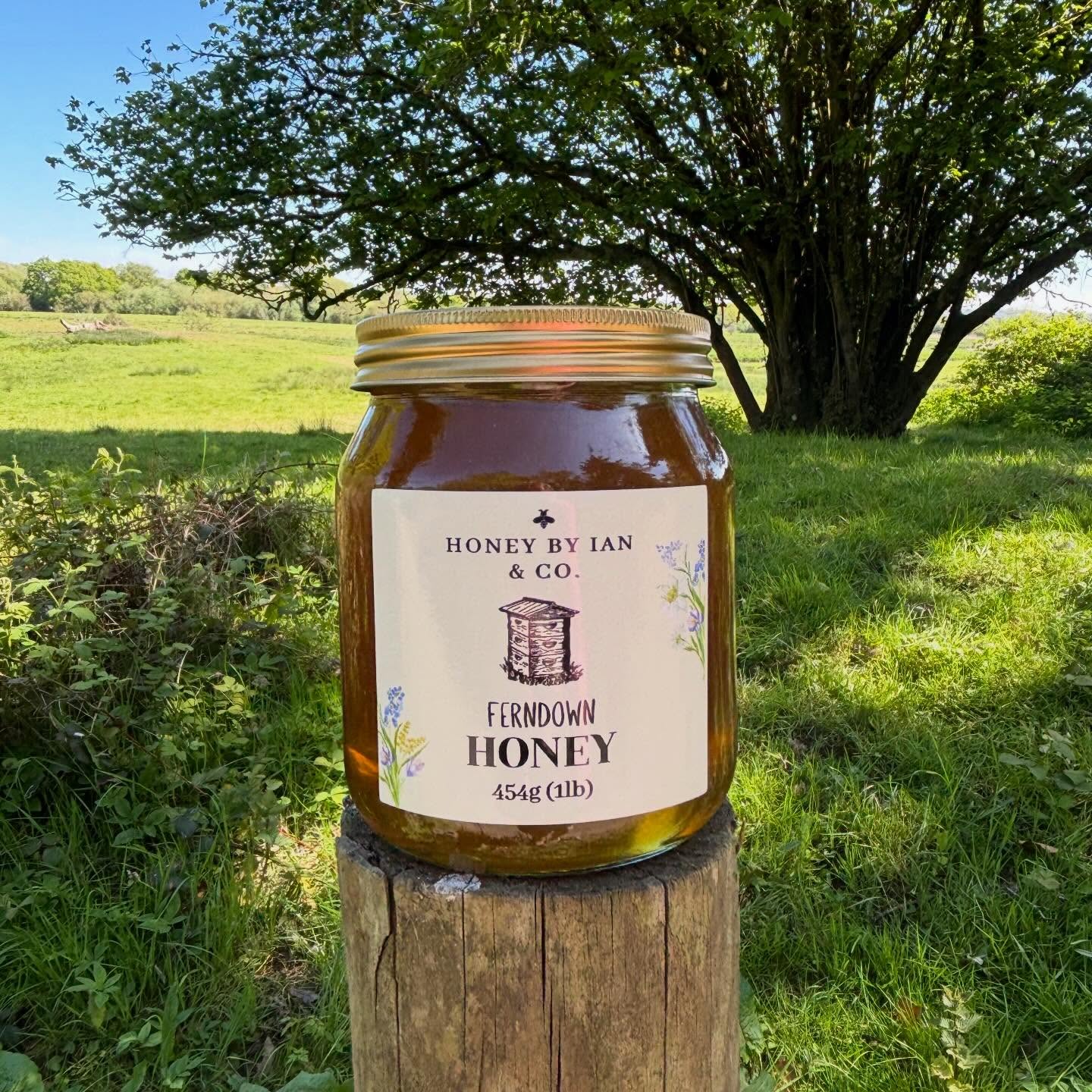 🐝 From hive to shop floor in less than 24 hours!
You won’t taste honey fresher than this!
Fresh honey from our Ferndown hives now available at @thebaytree_ferndown and at K & L Butchers in Ferndown.
🍯 Also available on our website in 5oz, 12oz and 1lb jars.
Free delivery in Ferndown and Ringwood.