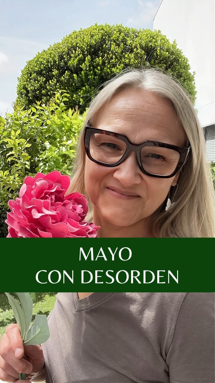 Estamos llegando a mayo.
Te quedan 5 meses menos para acabar con el desorden y acumulación de objetos antes de que acabe el año.
Has pasado 4 meses contándote lo mismo que el año pasado
❌ Hoy no tengo tiempo, mañana.
❌ Es mucho, no sé por dónde empezar.
❌ YO No puedo desprenderme de nada.
Se te pasa la vida, contándote en bucle razones para no empezar.
Prueba a contarte razones para no dejar pasar un día más sin hacerlo:
✅ Sentir calma en la mente.
✅ Poder centrarte en nuevos proyectos
✅ Disfrutar de tiempo libre sin culpa.
✅ Ser ejemplo para tus hijos.
✅ No tener que volver a colocar el ordenar dentro de tu lista de propósitos de año nuevo.
Si sientes que tú sola no lo vas a hacer nunca, porque no sabes por dónde empezar, cómo avanzar de forma efectiva y cómo tomar decisiones sobre los objetos, deja de retrasarlo y prueba cómo es hacerlo acompañada.
Comenta con la palabra CASA y te escribimos por privado y te contamos cómo podemos ayudarte.
#tresinteriores #LibérateDelDesorden #DesapegoConsciente #SoltarParaCrecer #AdiósAcumulación #VivirSinDesorden #PsicologíaDelOrden #CreenciasQueAtrasan #CambioDeMirada #BloqueosYDesorden #MenteOrdenadaVidaOrdenada #OrdenYBienestar #MujeresQueTransforman #ReinventaTuVida #AdiósAcumulación #ViviendoLigera #CrecimientoPersonalMujer