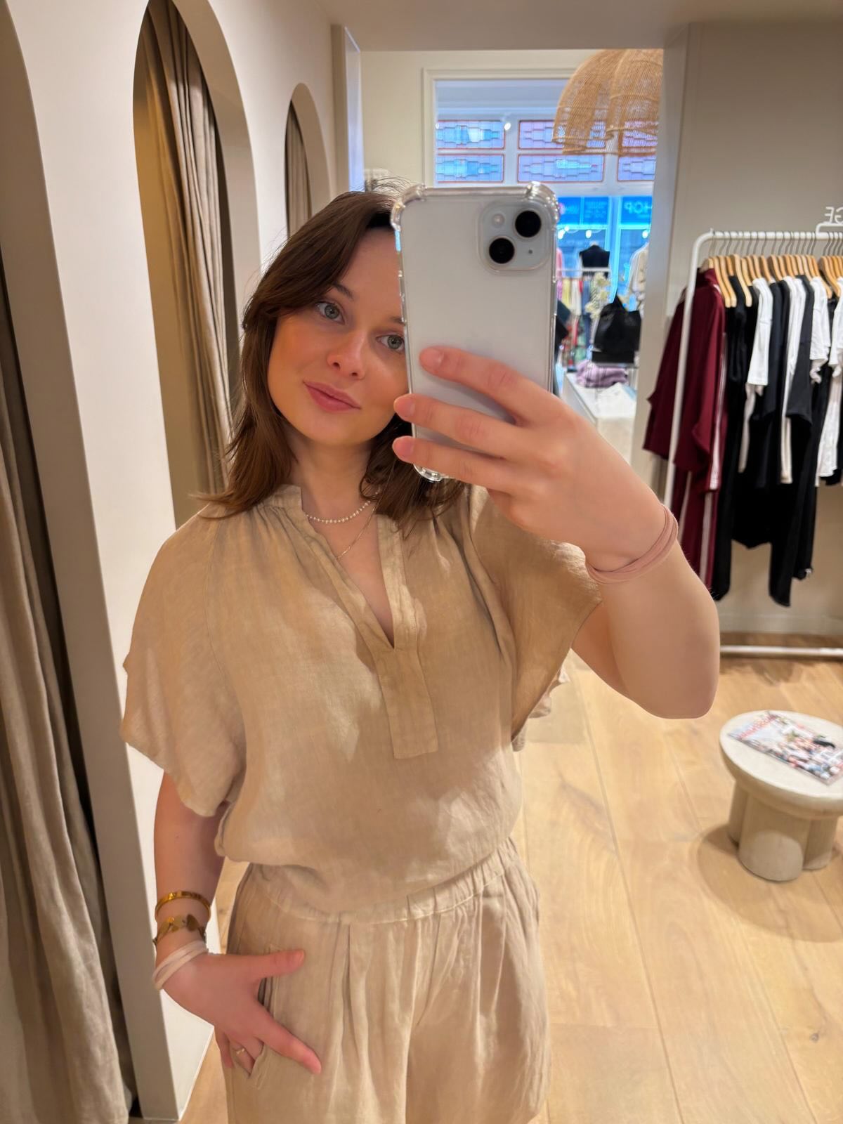 Wij hebben helemaal zin in de zomer met deze linnen items van @bybaramsterdam ☀️
Het linnen bloesje is zowel te combineren met de bijpassende short of de bekende Benji pants.
#newin #linnenlook #summercollectıon #ootd #woodwassenaar