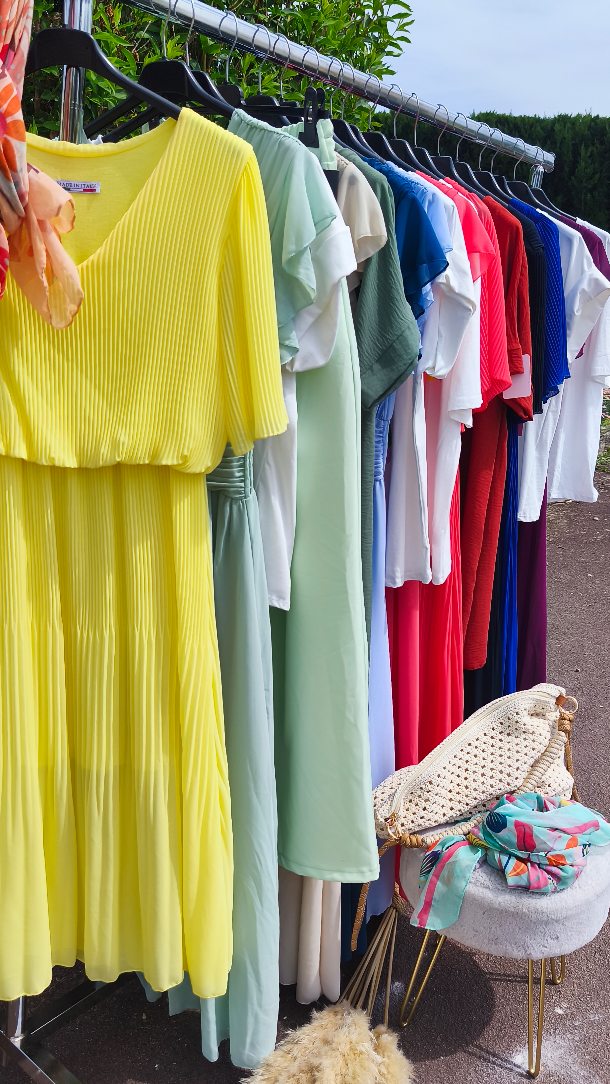 Tu sens cette vibe… ? 😍
Celle du moment où tu trouves LA robe qui te fait dire “ok là je suis canon” ✨
Ce soir à 21h, prépare-toi…
Parce que ces pépites ne seront visibles qu’en live exclusif sur Facebook 💥
Des robes pensées pour te sublimer, peu importe ton style ou ton mood du moment 💃
Fluides, colorées, audacieuses… bref, tout ce qu’on aime chez MOD'Chadeschoux 💖
⚠️ Attention : quantités limitées… très limitées ‼️
👉 Mets un rappel, prépare ton panier et rejoins-nous jeudi soir 📲
On va passer un moment incroyable ensemble 🫶
.
.
#robefemme #nouveautémode #lookdujour #modefemme #stylefeminin