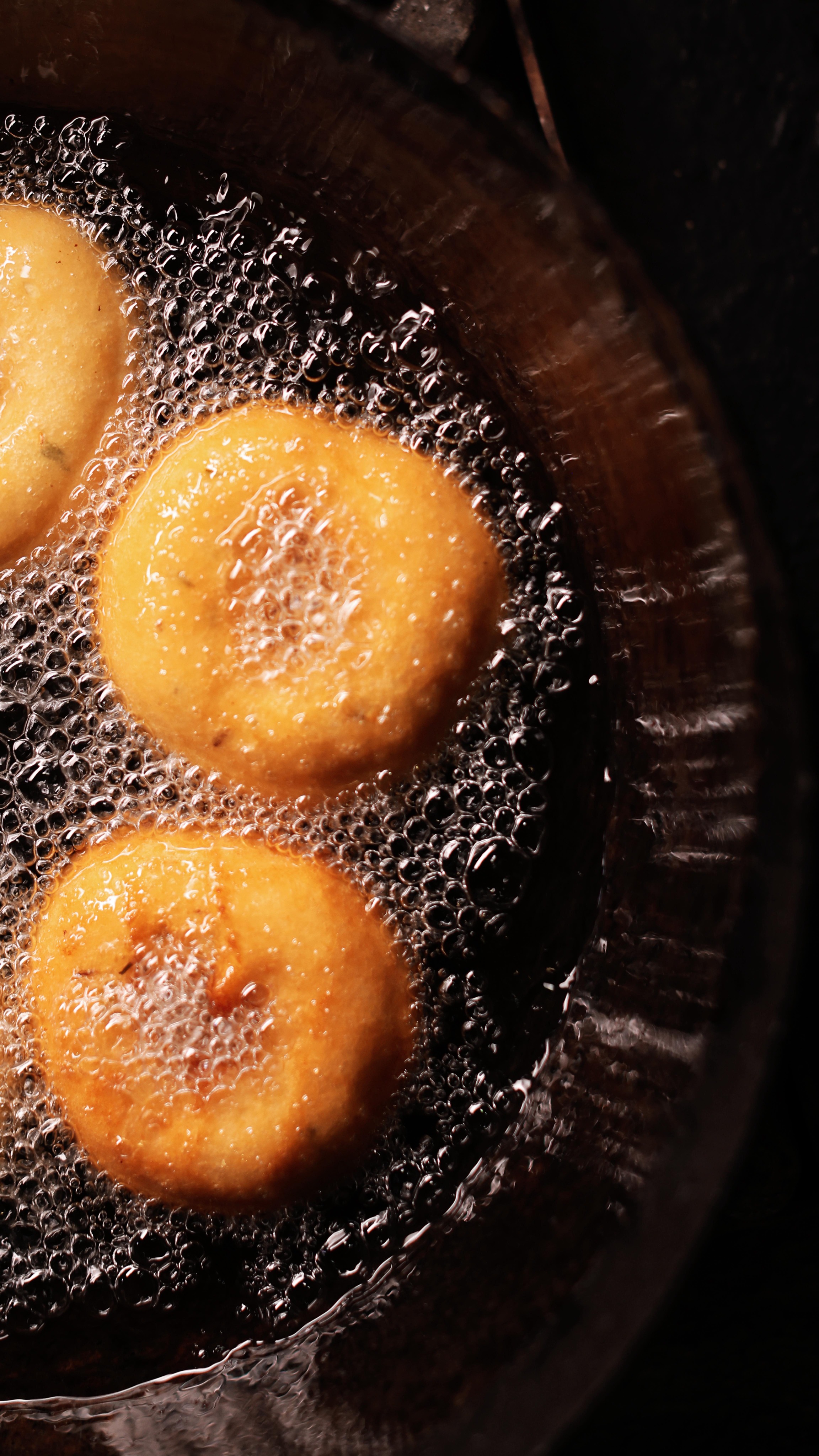 From the moment it’s served to the last bite, it all happens in no time, with just the right crunch on the outside and softness inside.
And you’re already thinking about the next plate of medhu vada. 🧡
.
.
.
(Upsouth, Vada, Medhu vada, Snacks, South Indian snacks, Fresh vada, Guwahati, Pune)