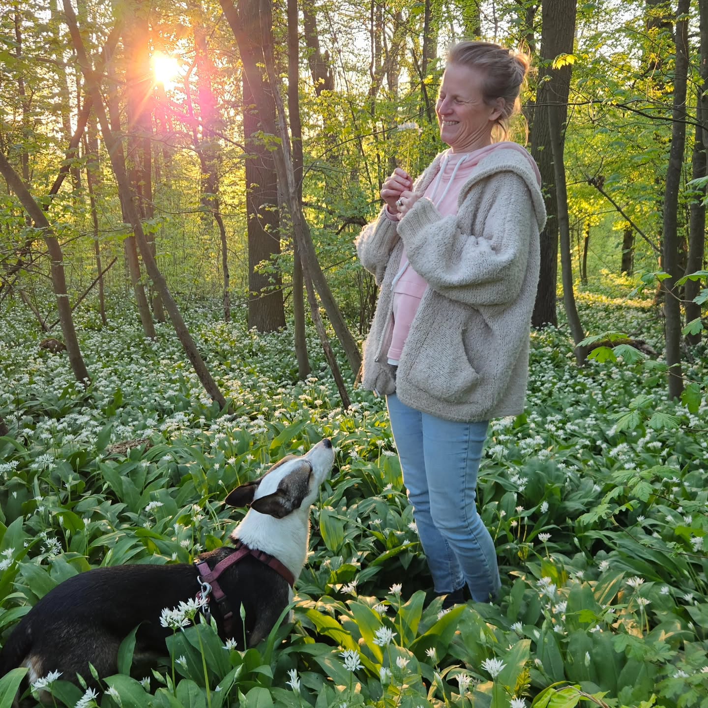 Ganz im Moment, mit voller Präsenz, es existiert kein gestern und kein Morgen.
Wo und wann gelingt dir das am besten?
Alleine mache ich häufig meine Spiritual Walks, davon erzähle ich dir bald noch mehr
Eingefangen von Ola @_windofmemories_women bei unserem wundervollen Abendspaziergang 🫶