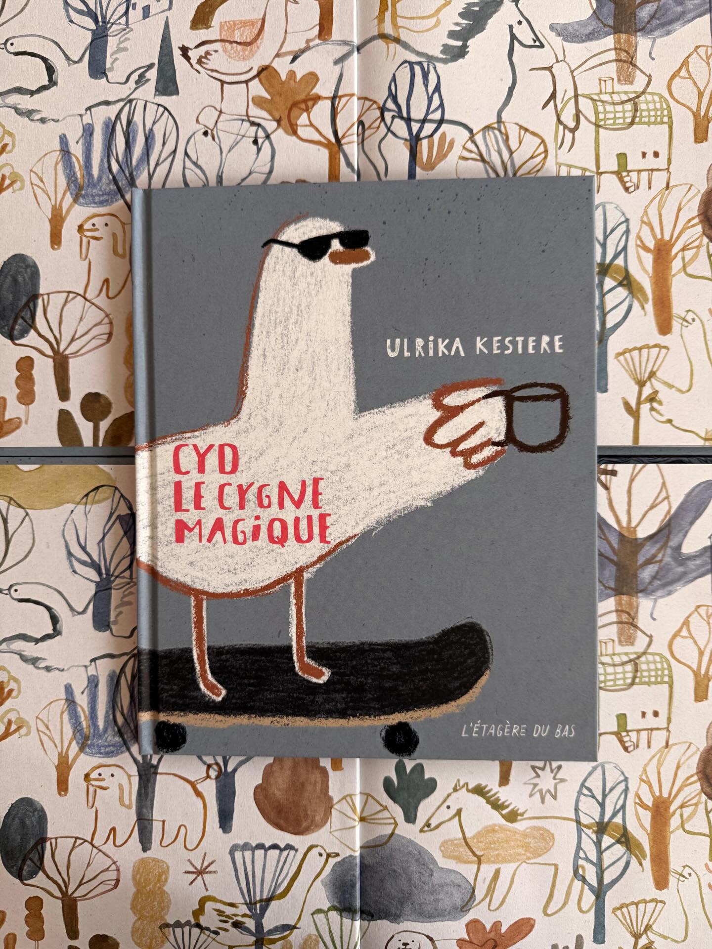 Le dernier album de la formidable @ulrikakestere, Cyd le cygne magique, est désormais disponible en librairie, en ligne et sur notre boutique en ligne. Foncez découvrir cette histoire aussi drôle qu’originale et qui célèbre l’amitié et… le sens de l’effort ! Si, si, tout ça…
Merci à @mariannesegol pour sa traduction et au @le_cnl pour son soutien. Dès 5 ans, 32 pages, 15€.