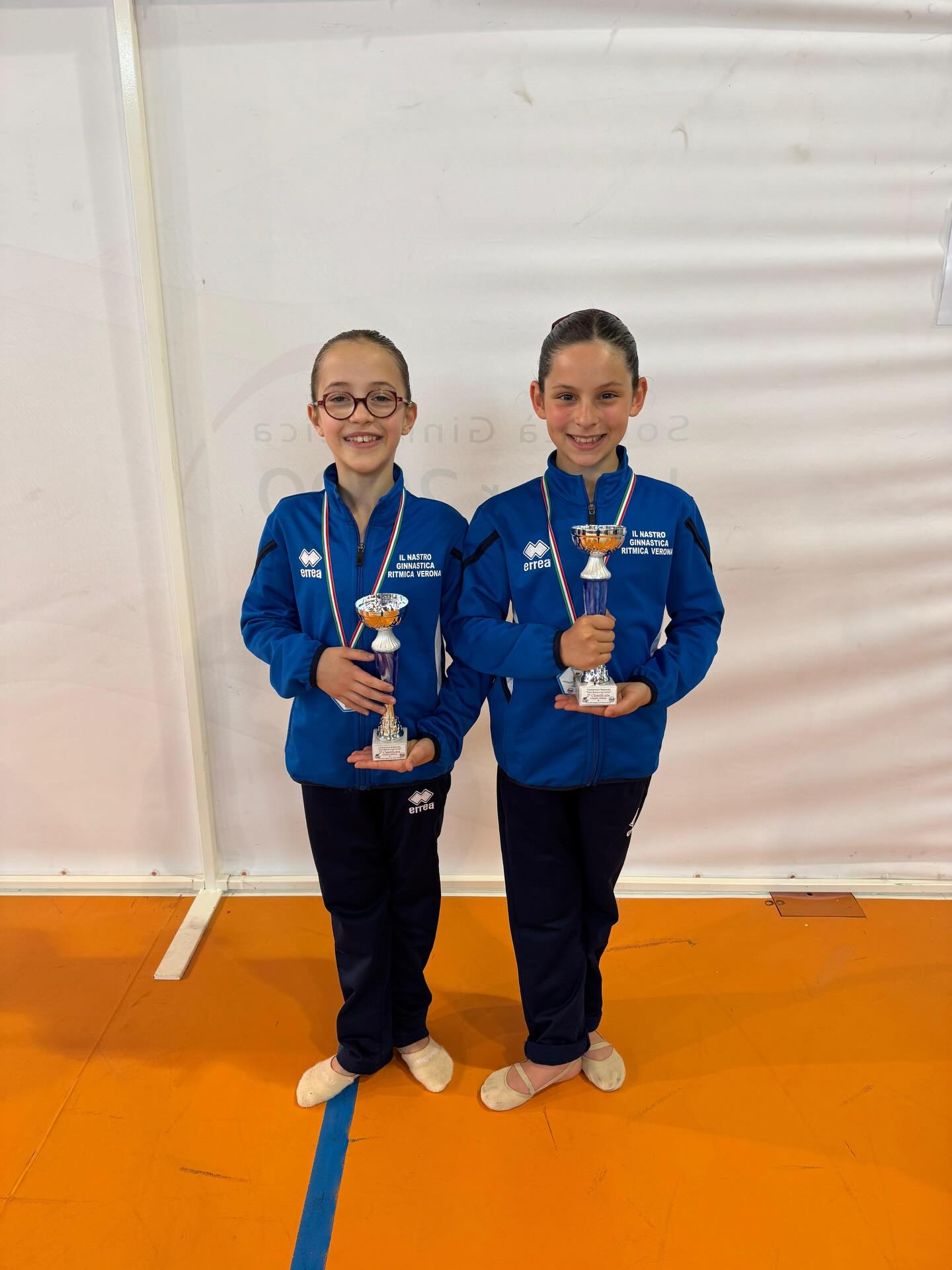 DON BOSCO CUP - GARA SQUADRA, COPPIE E RAPPRESENTATIVE
CATEGORIA LB
Bravissime le atlete della sede di Borgo Trento per la grinta e l’impegno messo in questa gara! ✨
COPPIA ALLIEVE B
🥈Anita Bernardello e Brazzoli Anna
COPPIA GIOVANILE B
15^ Alessia Di Leva e Celeste Oliboni
SQUADRA ALLIEVE B
6^ Sofia Manzato, Alessia Campara, Marta Ciampa e Isotta Fiscale
RAPPRESENTATIVA ALLIEVE B
11^ Alessia Campara, Marta Ciampa, Fiscale Isotta, Vida Zambelli e Irene Stivanello
SQUADRA GIOVANILE B
5^ Alessia Di Leva, Camilla Bortolazzi, Caterina Bortolazzi e Anna Bottoli
RAPPRESENTATIVA GIOVANILE B
🥈 Alessia Di Leva, Camilla Bortolazzi, Caterina Bortolazzi, Anna Bottoli e Celeste Oliboni
Complimenti a tutte! Ora concentrate sui Campionati Nazionali di Lignano Sabbiadoro!
Forza ragazze!💪