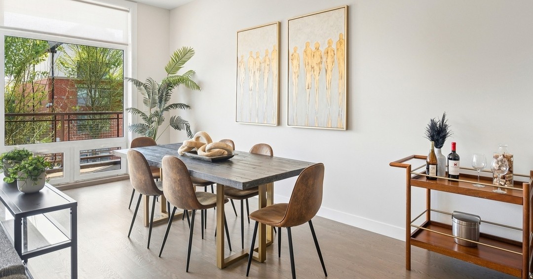 This neutral and luxe living/dining space offers a sophisticated and calming atmosphere. #chicago #chicagorealestate #havenhomestager #chicagohomestaging #stagingworks #stagingsells #staging #homestaging