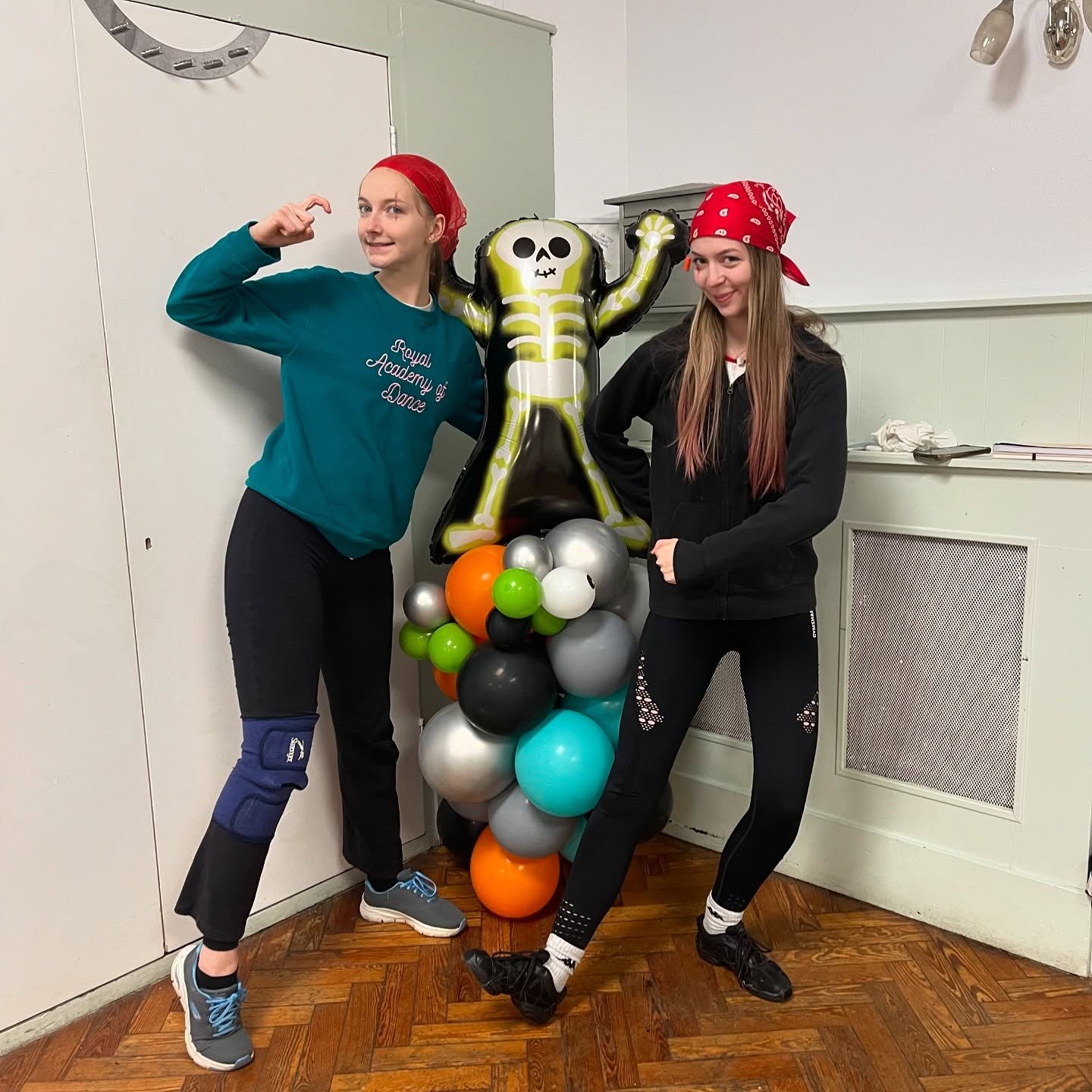 #ThrowBackThursday to our last Halloween post of some of our teachers and assistant teachers π΄ββ οΈππ€‘π§π»
Huge thank you as well to @apassionforparties for our fab little balloon display - it lasted us the entire week βΊοΈ