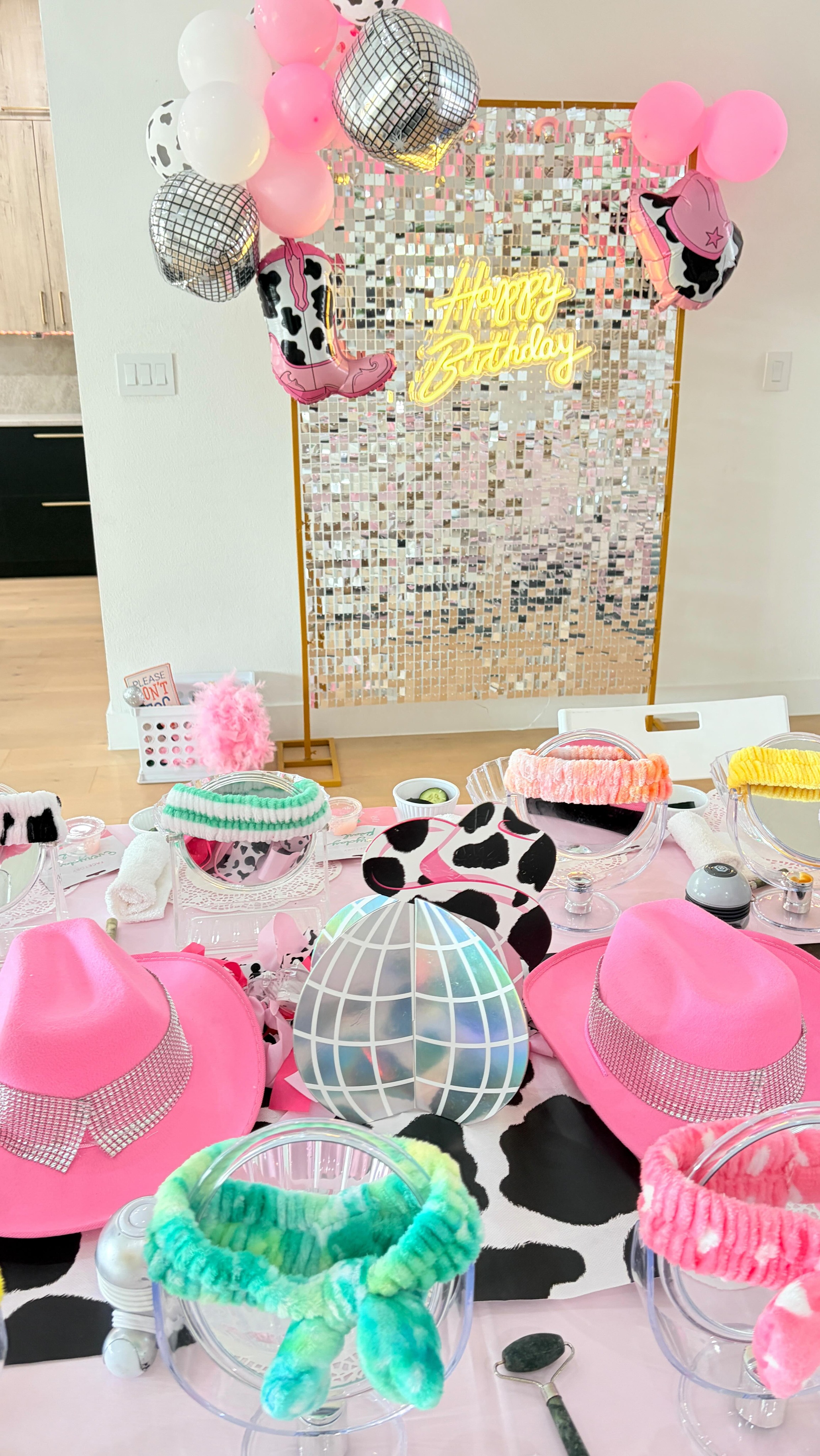 🤠Yeehaw! it’s time for a disco cowgirl spa party filled with sparkle, smiles, and fun ✨💅
Leave the work to us, we bring everything to your location and take care of the details from start to finish:
🪩 Party planning
🤠 Set-up & clean-up
🪩 Hosting
All you have to do is handle the food and cake, snap those sweet photos, and soak in the memories with your child 🤩
🪩Contact us to book your spa party today 🎈
#lakewaytx #southaustin #spaparty #drippingspringstx