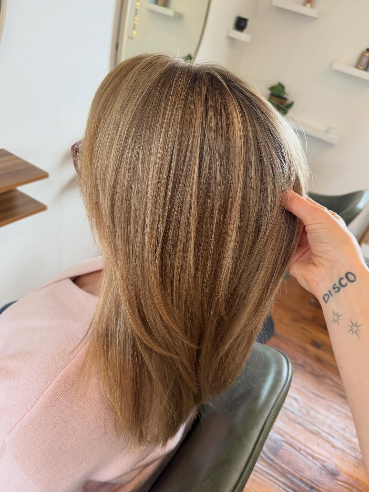 Soft, seamless highlights by Maddie ๐
Freshen up your colour this autumn -
Bookings now open ๐
#yuduyuhairsalon #waihekeisland #sustainablesalons #haircolourist
