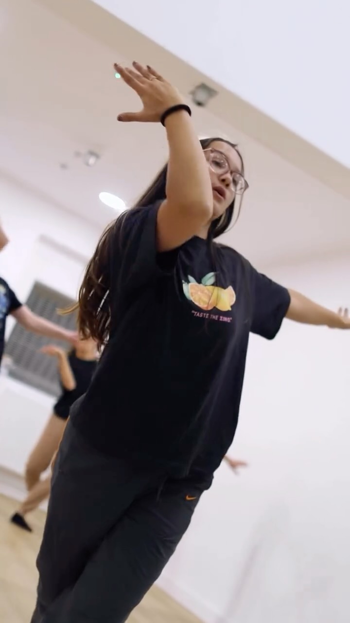 🫶🏻 Adult Contemporary on MONDAYS @ 7.45pm-8.45pm 🫶🏻✨
Come join us for some dance fun!💌
A dynamic, lyrical and expressive class incorporating technique work and travel. Classes focus on contemporary technique such as floor work, release and Cunningham 🩵
Open to all abilities, and delivered in a fun and friendly environment!!
📅Mondays
⏰️7.45pm – 8.45pm
📍Unit 7 Riverside Park Industrial Estate, Wimborne
Book now via our website
07759 949478
info@dorsetcrerativedance.co.uk
www.dorsetcreativedance.co.uk
📸 @ndaproductions_