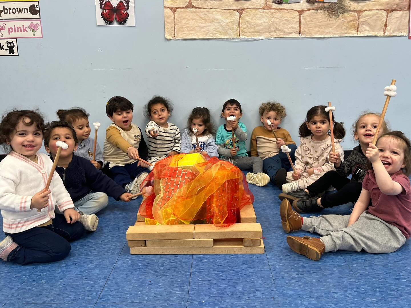 Sweet Lag BaOmer moments 🔥✨
Our toddlers enjoyed marshmallows, brachos, and came together in saying Shir Hamaalot for a refuah 🤍
Excited for Lag BaOmer ahead!