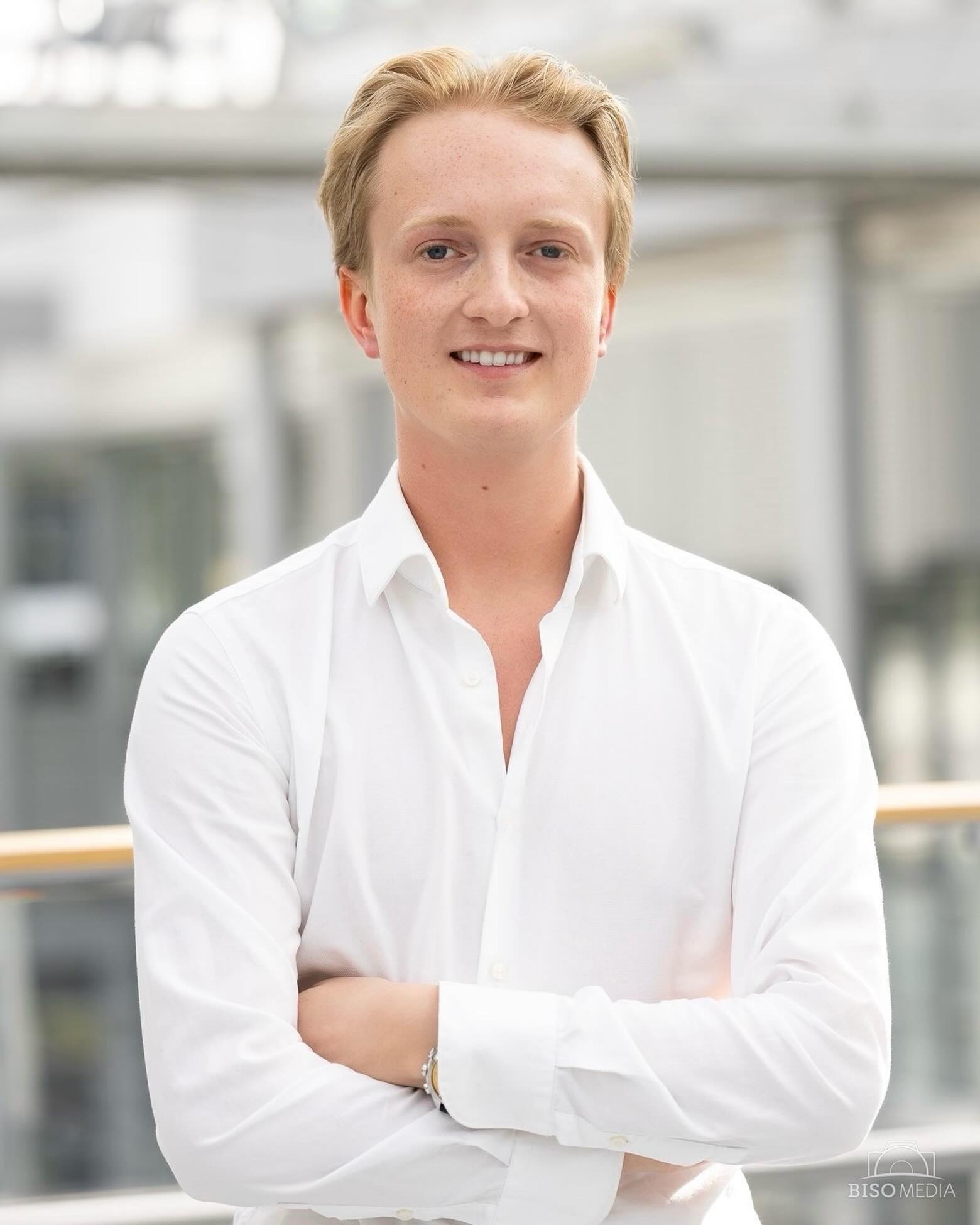 🌟Logistics Manager
Meet Albert, Albert is the mastermind behind the scenes, ensuring everything for Karrieredagene runs like clockwork. From coordinating social gatherings to managing the finer details, he makes sure nothing is left to chance! 📦🚛
Photo: BISO Media