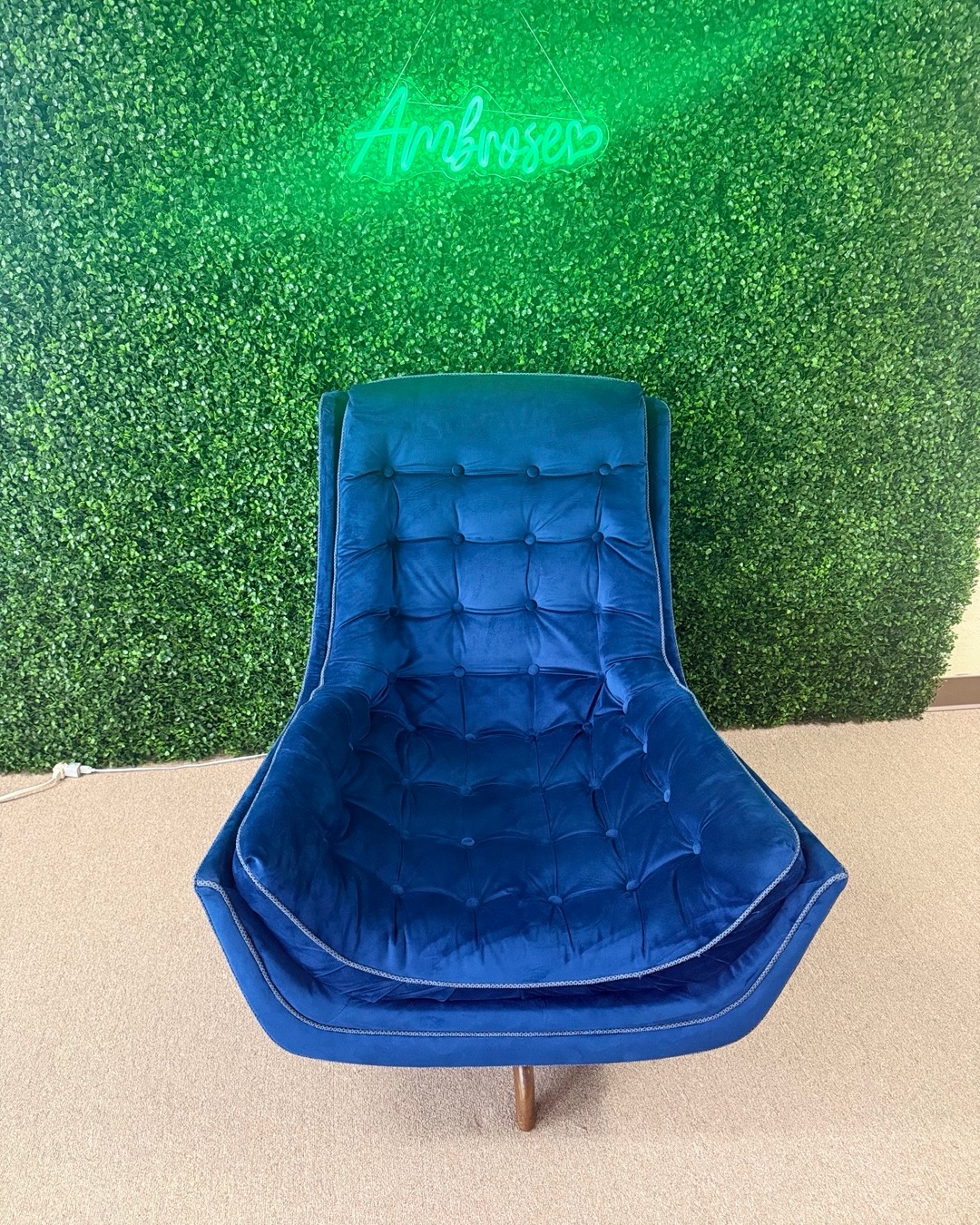 Elevated views, elevated comfort. These two lounge chairs got a full refresh wrapped in a deep blue velvet that hits different in natural light. Designed to match the scale and sophistication of this penthouse.
#upholstery #ambroseupholstery #interiordesign #furniture #customupholstered