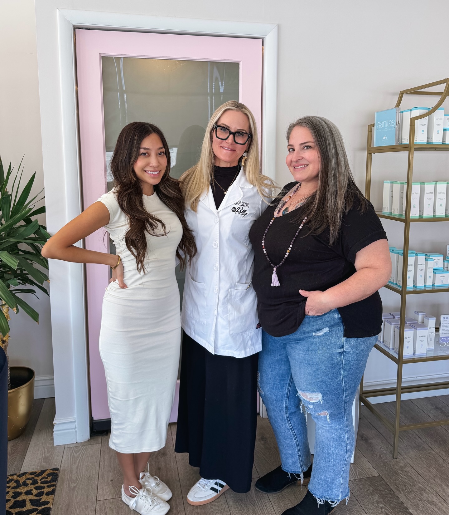We love our team at KK, & Injectables By Polly! Taking care of clients and slaying the day the best way- together 🙌🩷💉✨
@nursepollydenverinjector
#denvermedspa #denveresthetician #esthetician glowingskincare f