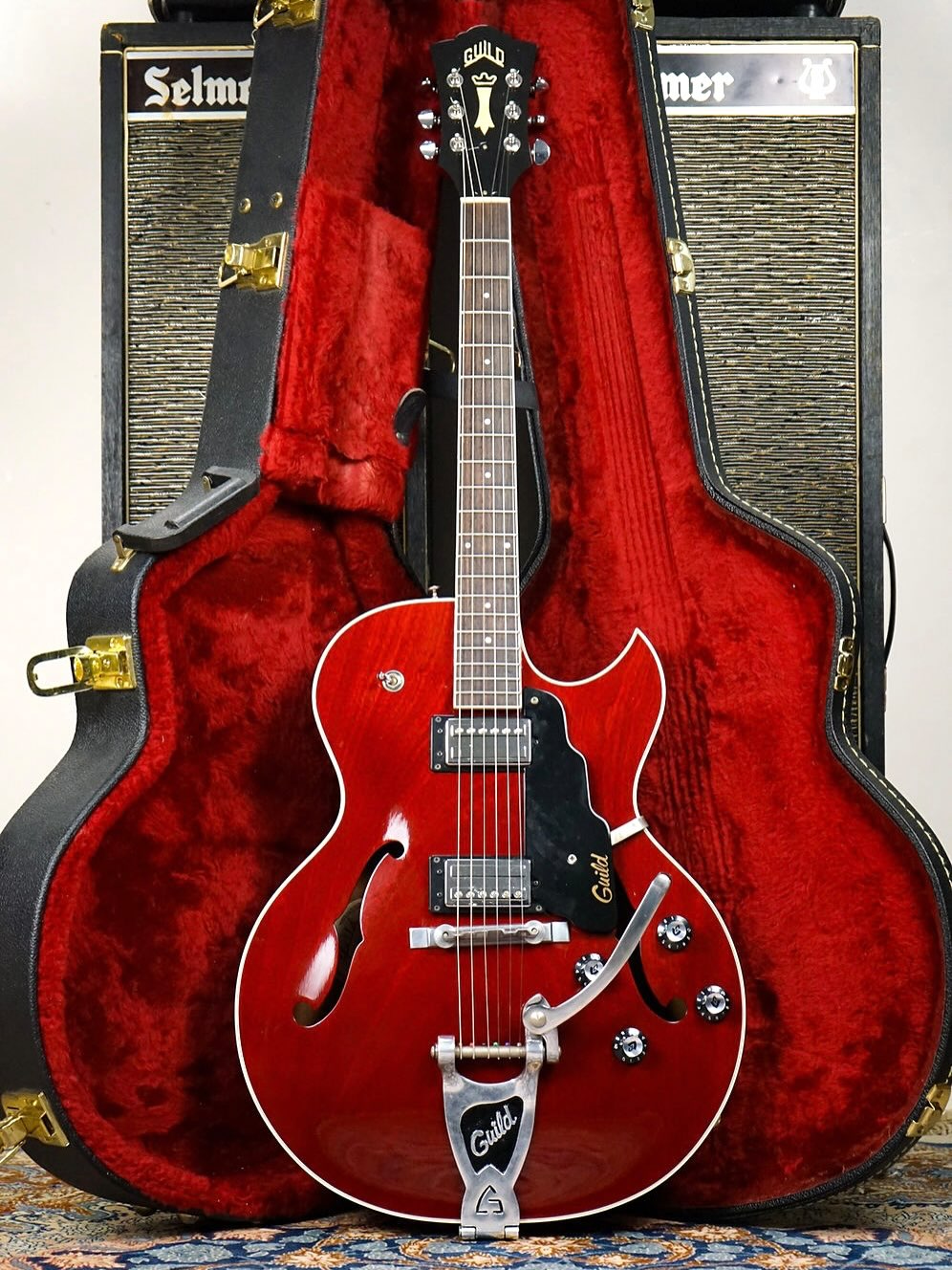 2000 Guild USA Starfire III.
Cracking guitar!
I believe Guild’s first (American) revisit of the famed Starfires since their original inception in the 60s.
Every bit as good as their contemporaries, wonderfully built and features a proper ‘Guildsby’ (Guild-branded Bigsby!).
Available now on my site, with original hard case.