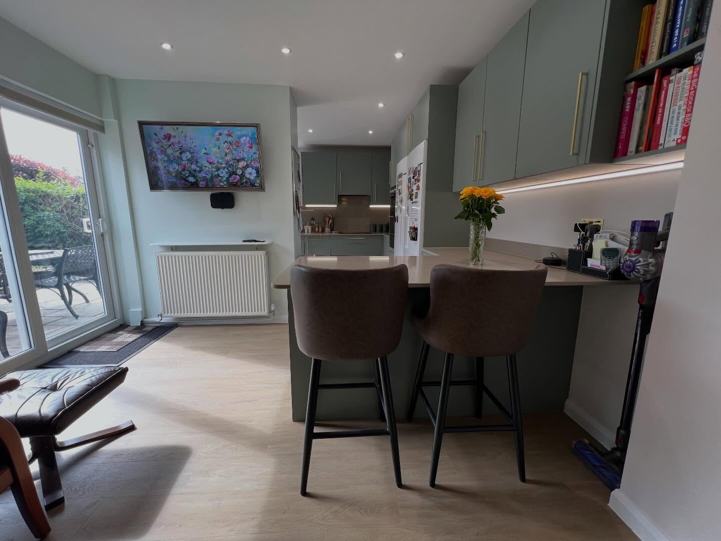 Check out this beautiful modern kitchen we completed in Rayleigh! Just love the calming homely feel with these natural tones 😍