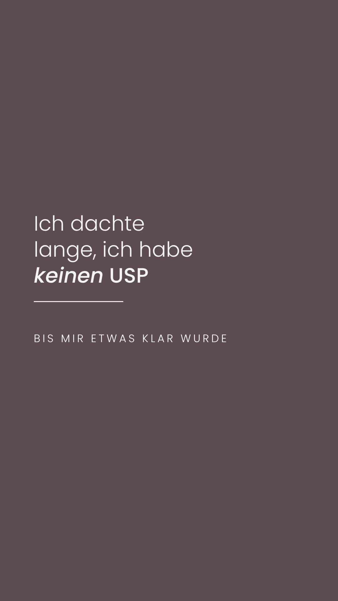 Als neulich die Frage nach meinem USP aufkam, war ich wirklich erstmal völlig überfordert. Ich hatte keine klare Antwort. Dabei sollte man als Unternehmerin doch eigentlich direkt sagen können, was einen von der Konkurrenz abhebt. Im besten Fall sogar mitten in der Nacht aus dem FF, oder? 😖
Also bin ich wirklich in mich gegangen und hab nach meinem USP gesucht und dabei etwas gemerkt: Ich konnte ihn bisher einfach noch nicht richtig formulieren. Nicht weil ich keinen habe, sondern weil sich das, was ich mache, für mich komplett selbstverständlich anfühlt 😏
Spoiler: Ist es nicht.
Und genau das ist der Punkt! ✨
Während viele entweder Interior- ODER Personal Brand fotografieren, denke ich Räume, Menschen und Marken nicht getrennt. Ich kann das gar nicht. Bei mir hängt alles zusammen und genau deshalb entsteht auch eine Bildwelt, die visuell als Ganzes funktioniert. Denn eine starke Marke entsteht nicht, wenn man Dinge trennt, die eigentlich zusammengehören 💪🏻
Und genau da liegt oft das eigentliche Problem: Wenn du verschiedene Fotografen buchst, bekommst du auch unterschiedliche Bildsprachen und wunderst dich dann, warum sich deine Marke nicht stimmig anfühlt.
Ich arbeite nicht in einzelnen Bildern oder fotografischen Bereichen. Ich denke und arbeite in zusammenhängenden Bildwelten und setze das durch meine Expertise sicher sowohl im Raum als auch im Portrait gezielt um.
✨ Und genau das ist mein USP:
📸 Ich bin Vicky – Interior & Brand Fotografin.
Ich zeige nicht einfach Räume oder Portraits. Ich verbinde beides zu einer Bildwelt, die als Ganzes funktioniert.
Raum, Persönlichkeit und Marke entstehen bei mir nicht getrennt, sondern greifen ineinander. So entsteht eine visuelle Sprache, die deine Marke nicht nur zeigt, sondern spürbar macht – noch bevor du ein Wort sagst.
Wenn du aufhören willst, deine Marke visuell zusammenzustückeln,
lass mal quatschen. ✨
