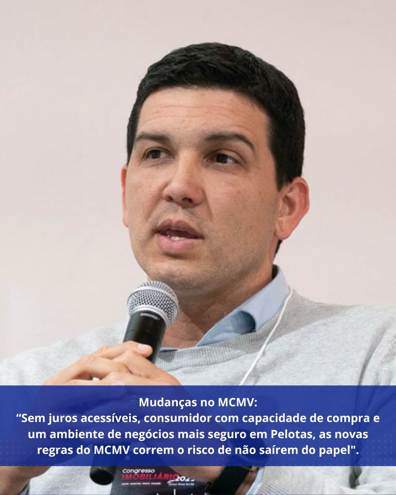 🟦Sinduscon/Pelotas alerta: novas regras do MCMV podem não destravar o setor
Apesar da ampliação das faixas de renda, o alto endividamento das famílias e os juros elevados ainda limitam o acesso ao crédito imobiliário.
O presidente Marcos Fontoura também destaca entraves locais: burocracia, insegurança jurídica e falta de previsibilidade seguem afastando investimentos e travando o crescimento da construção civil em Pelotas.
“Sem melhora no ambiente econômico e nos fatores locais, as mudanças podem ter efeito limitado”, pontuou o presidente. @marcos_fontouraa
