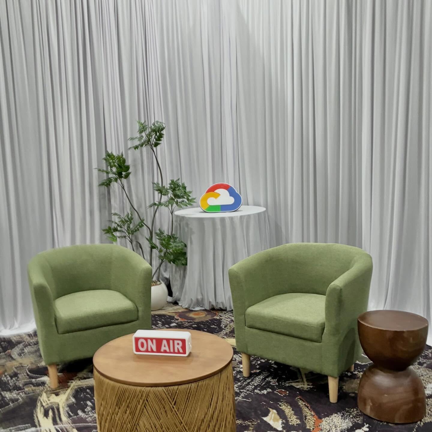 From renderings to real life✨
We helped create this pop-up studio by incorporating select furnishings from our private collection, developing renderings to guide the design, and working alongside the production crew to bring it all together.
Whether it’s a meeting room, private suite, or event venue, we help companies and organizations build polished studio-style environments thank you to Google Cloud Next for having us! 🔴🟢🔵🟡
#creatorstudio #podcaststudio #PopUpStudio #corporateeventdesign #googlecloud