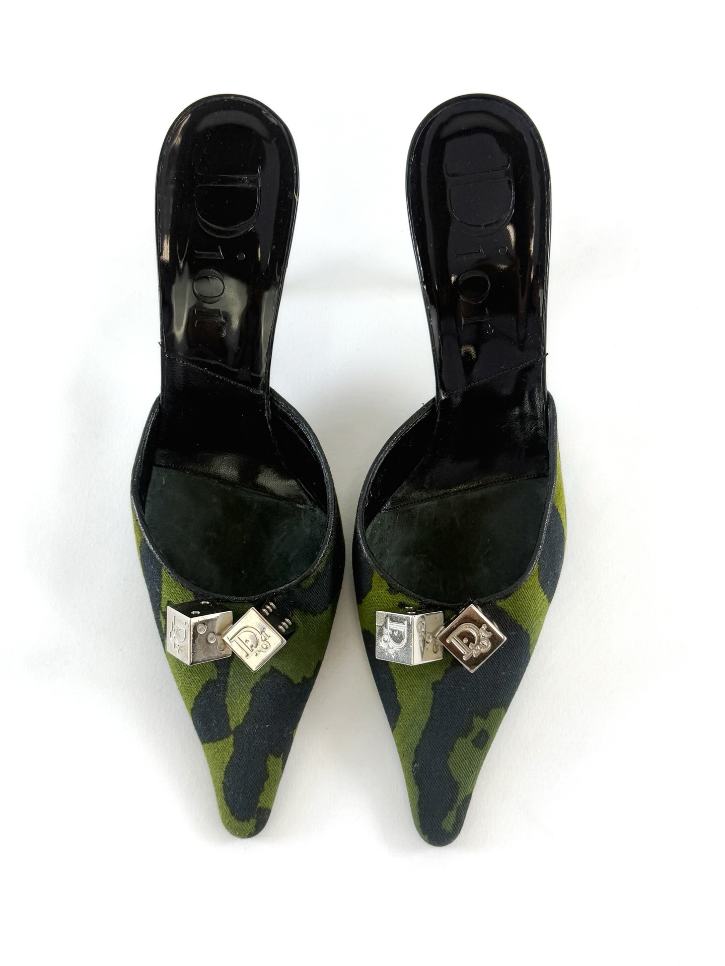 Vintage Christian Dior in size 36.5. DM for more details
#Christiandior #dior #vintage #designer #vintagedior