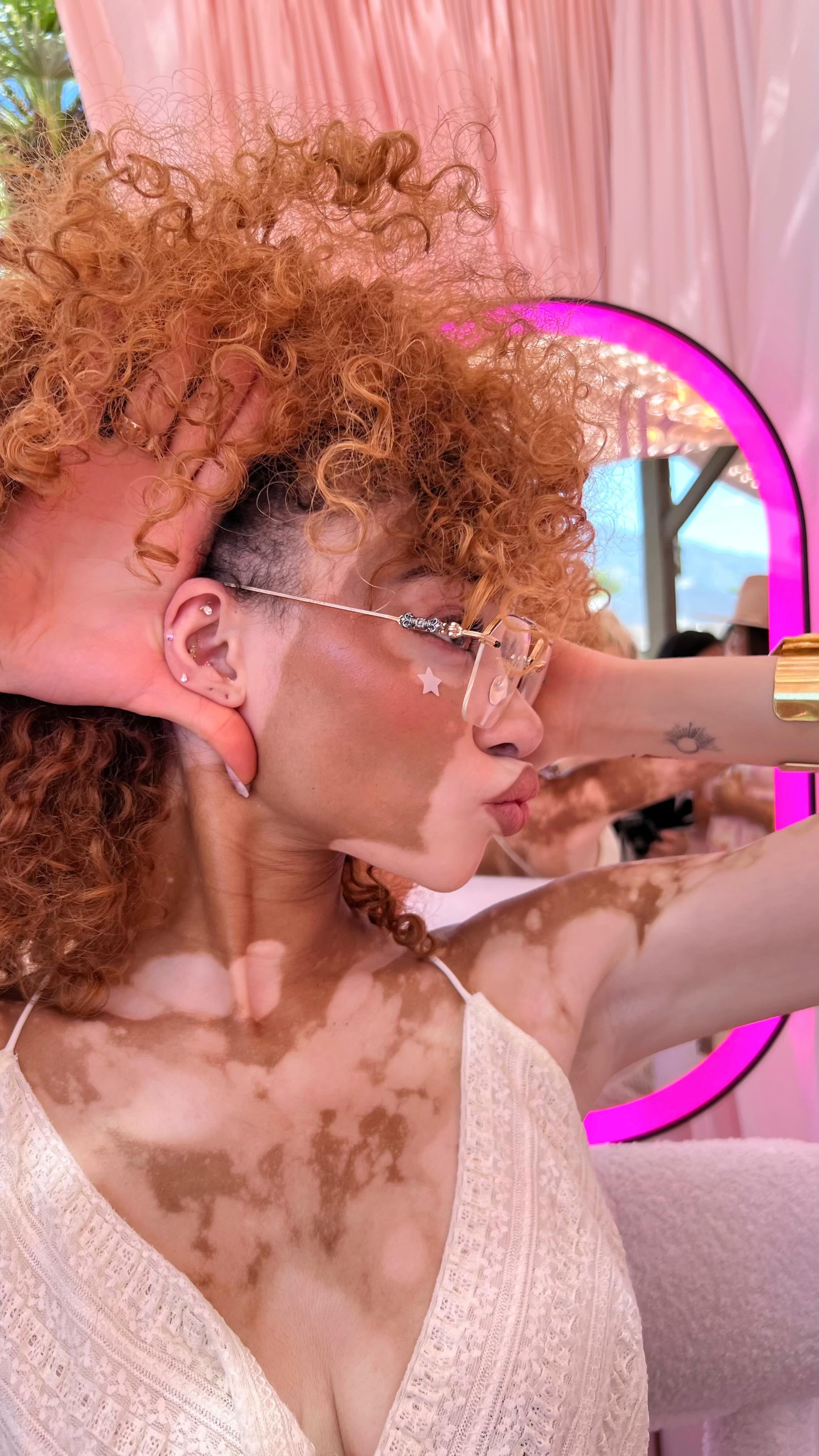 So fun applying our handmade Swarovski Crystal 24k Gold Chakra Ear Seeds on beautiful @winnieharlow for balance & healing ๐ซถโจ
She is gorgeous inside & out ๐
@parishilton x @pariviebeauty ๐ฉท
Coachella 2026 is soulful, creative and inspiring ๐
#coachella
#winneharlow
#parishilton
#parivie
#fusionhealing