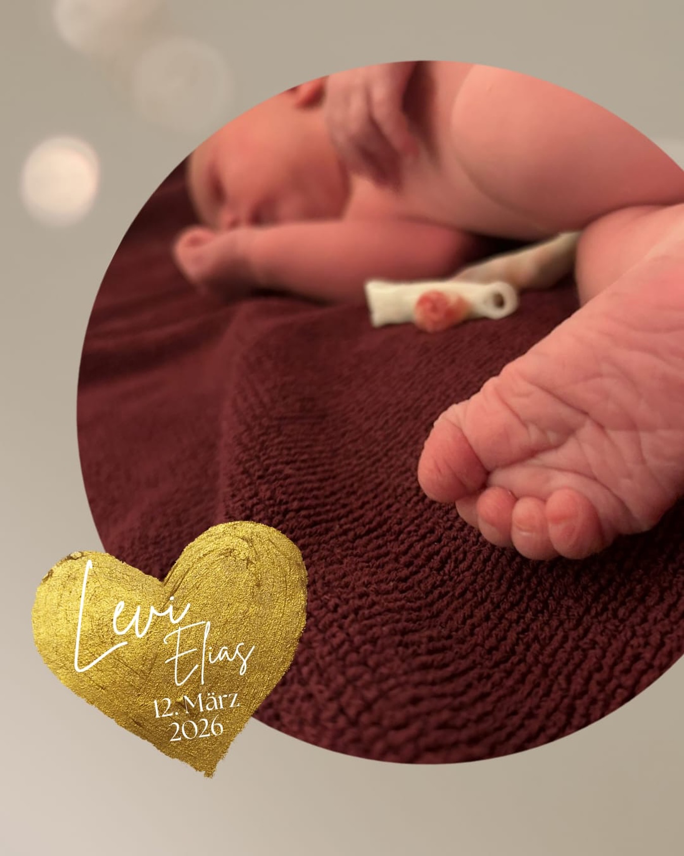 Herzlich Willkommen, kleiner Levi Elias! ✨
Auf dich durften deine Eltern und Geschwister ein wenig warten! :)
13 Tage nach ET begann es bei deiner Mama mit einem vorzeitigen Blasensprung in den Morgenstunden. Es folgten unregelmäßige Wehen in noch etwas größeren Abständen. Als Mara deine Mama mittags zur Herzton-Kontrolle und Bestätigung des Blasensprungs im Geburtshaus traf, schien es zunächst noch ruhig zu sein. Also fuhren deine Eltern nochmal nach Hause.
Doch nur kurze Zeit später wolltest du geboren werden und somit kamen deine Eltern zügig zurück ins Geburtshaus.
Wir freuen uns sehr über deine Geburt und danken deinen Eltern sehr für ihr Vertrauen!
#300.Baby #außerklinischegeburtshilfe #geburtshaus #13