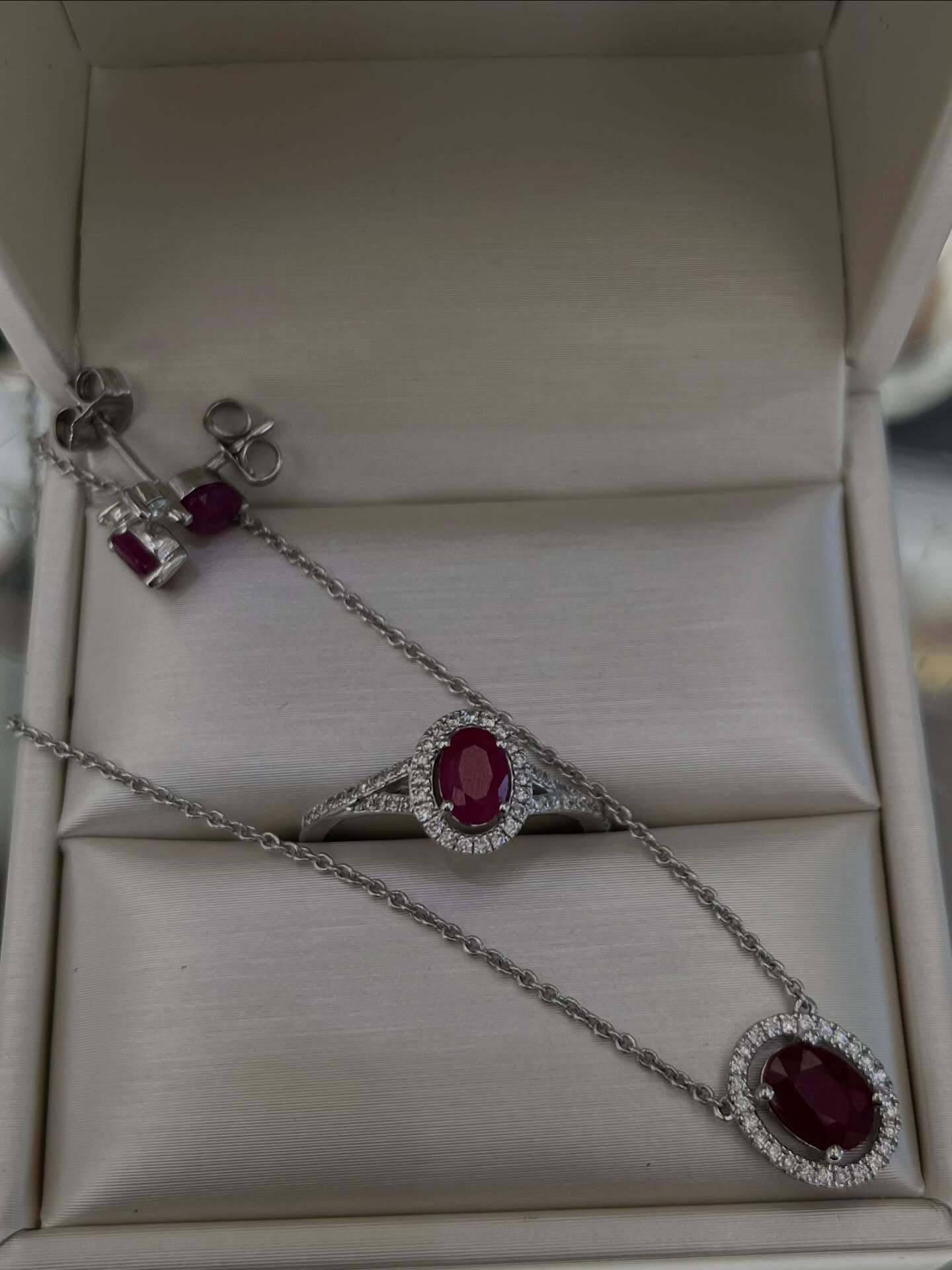 🏴 Happy St George’s Day 🏴
Ruby and diamond 💎
#rubyanddiamond #shoplocal #flitwickjewellers #stgeorgesday #nomination