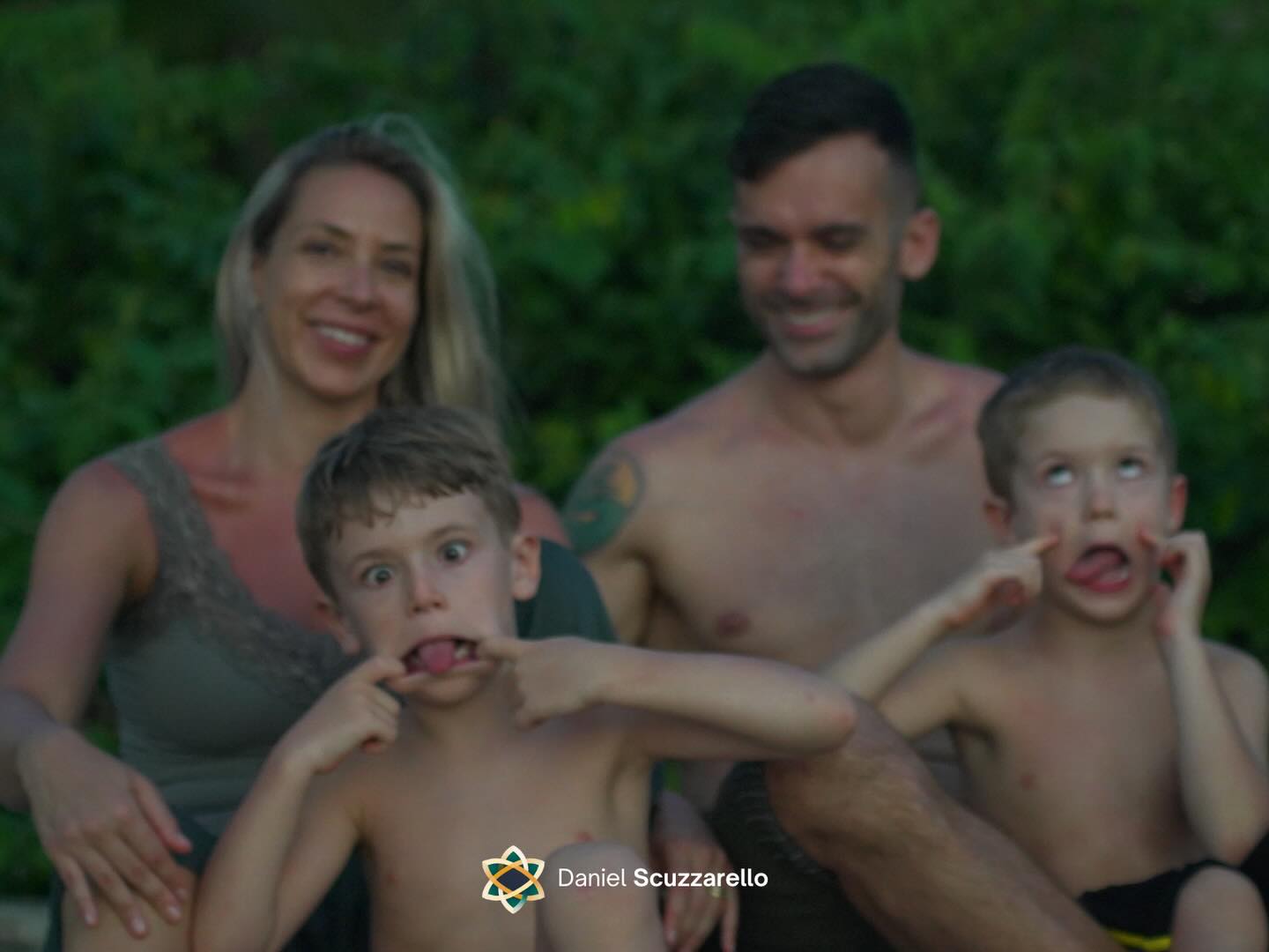 E se você estiver levando tudo sério demais… e isso estiver atrapalhando mais do que ajudando?
Leveza não é falta de compromisso... é um estado que abre espaço para você enxergar melhor. No meu dia a dia, vejo muita gente boa, competente, mas tão presa na própria cobrança que perde acesso ao que tem de melhor. E é curioso… quando a pessoa solta um pouco, as coisas começam a andar. Já percebeu isso também?
Tenho trabalhado exatamente esse ponto com líderes nas mentorias. E se isso fizer sentido pra você, me chama no direct.
#mindset #lider #mentoria #breathwork #quantumflow