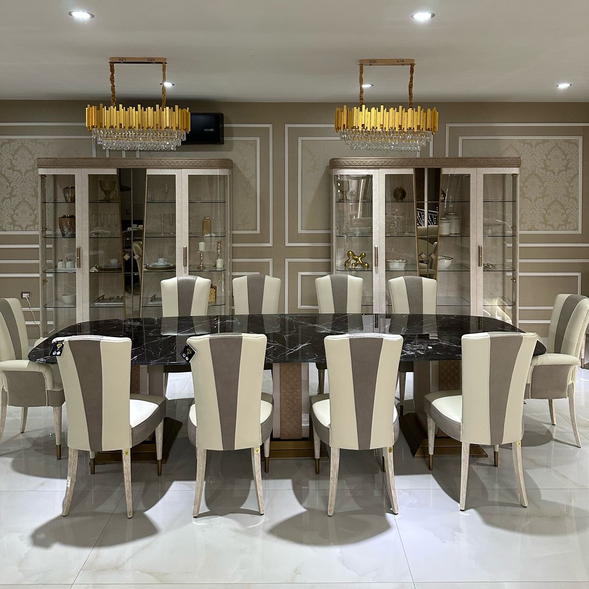 Comedor Colección Diamond Luxury 🇮🇹
🌐 https://www.dortizmuebles.com
📲 https://wa.me/523314096151
TE ESPERAMOS EN NUESTRAS SUCURSALES:
📌SUCURSAL ZAPOPAN
Av. Patria No. 603 Esquina Aldous Huxley
Colonia Jardines Universidad
Zapopan, Jalisco México.
Cel Ventas 33 2612 1670
📌SUCURSAL NAUCALPAN
Periférico Blvd. Manuel Avila Camacho No.550
Naucalpan de Juárez, Edo Mex.
Cel Ventas 55 6086 6314
#dortizmuebles #mueblesdeitalia #mueblesimportados #mueblesitalianos