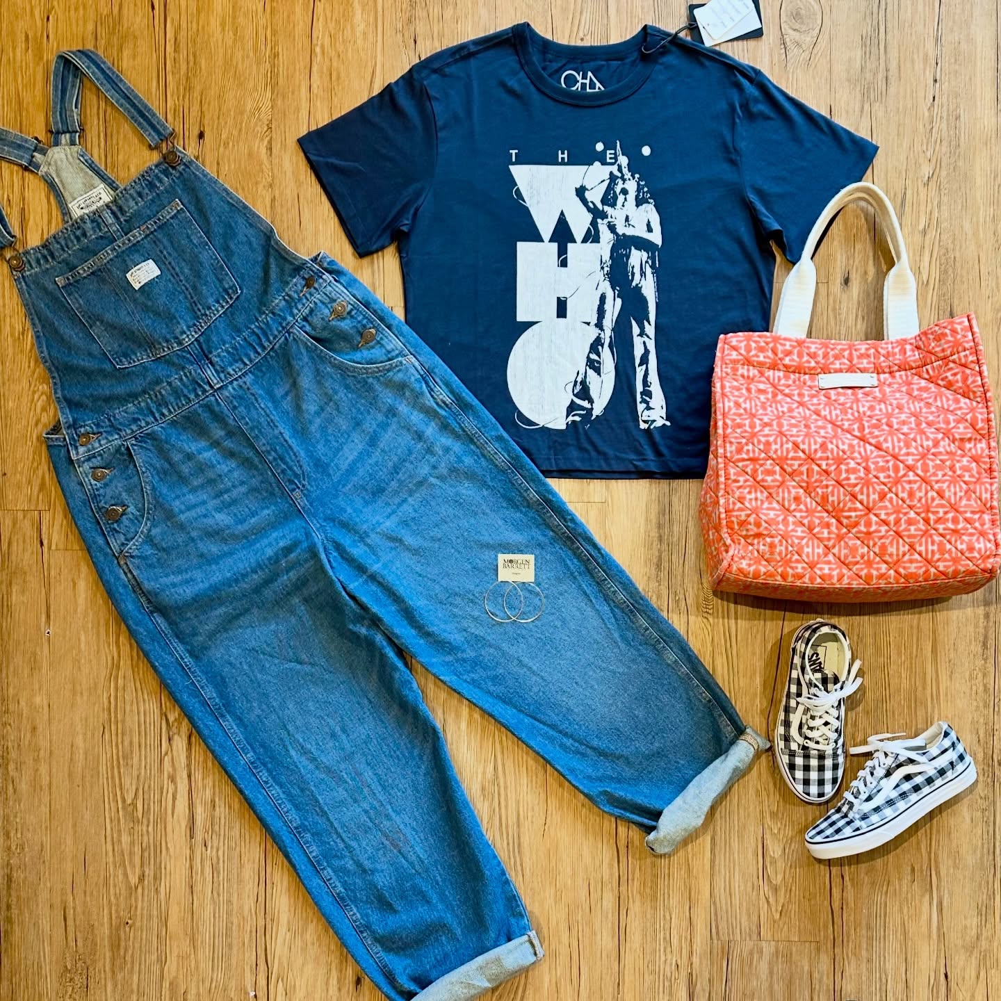 Swipe for bonus Vans - same size, same price. π
The details:
Chaser βThe Whoβ T-shirt (NWT) sz L, $20
Leviβs overalls sz L, $35
Vans sneakers sz 7, $28
India Hicks quilted tote, $28
Morgen Barrett earrings, $40